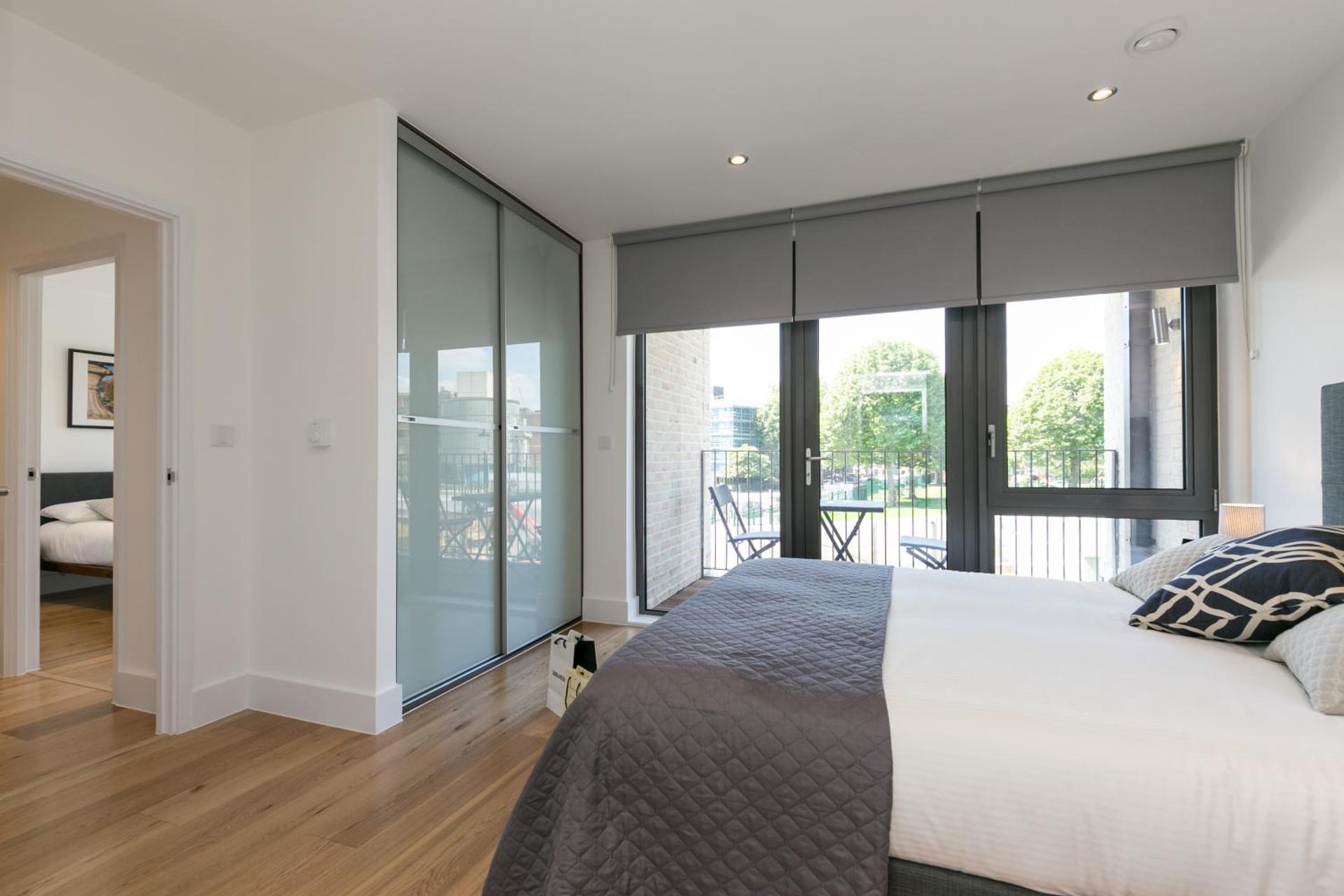Portobello Apt with Floor-to-Ceiling Views - Photo 29