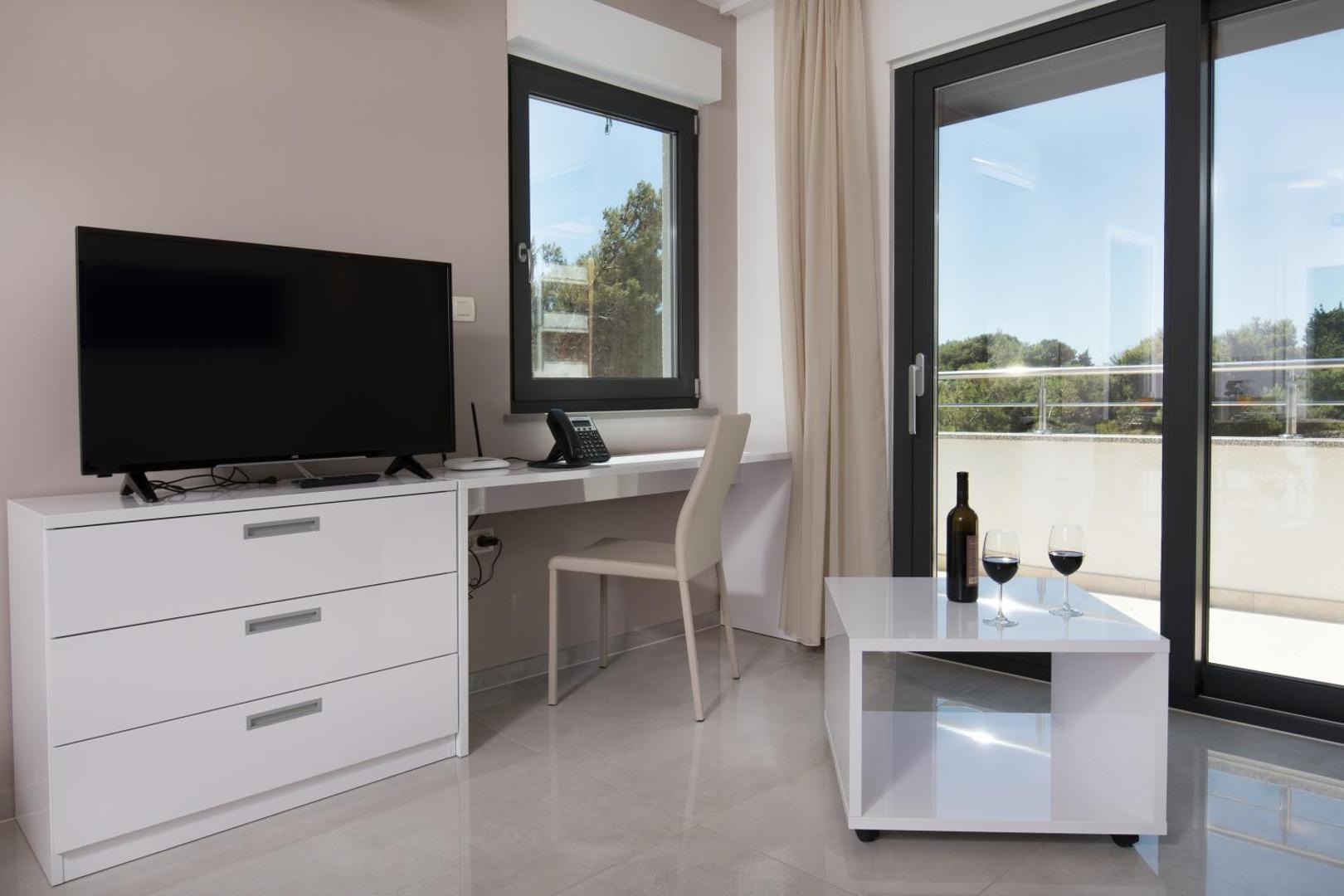 Aparthotel Punta Blu - POOL & SPA 7