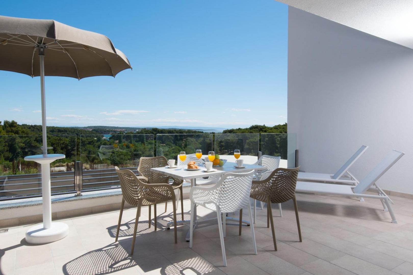 Aparthotel Punta Blu - POOL & SPA 6