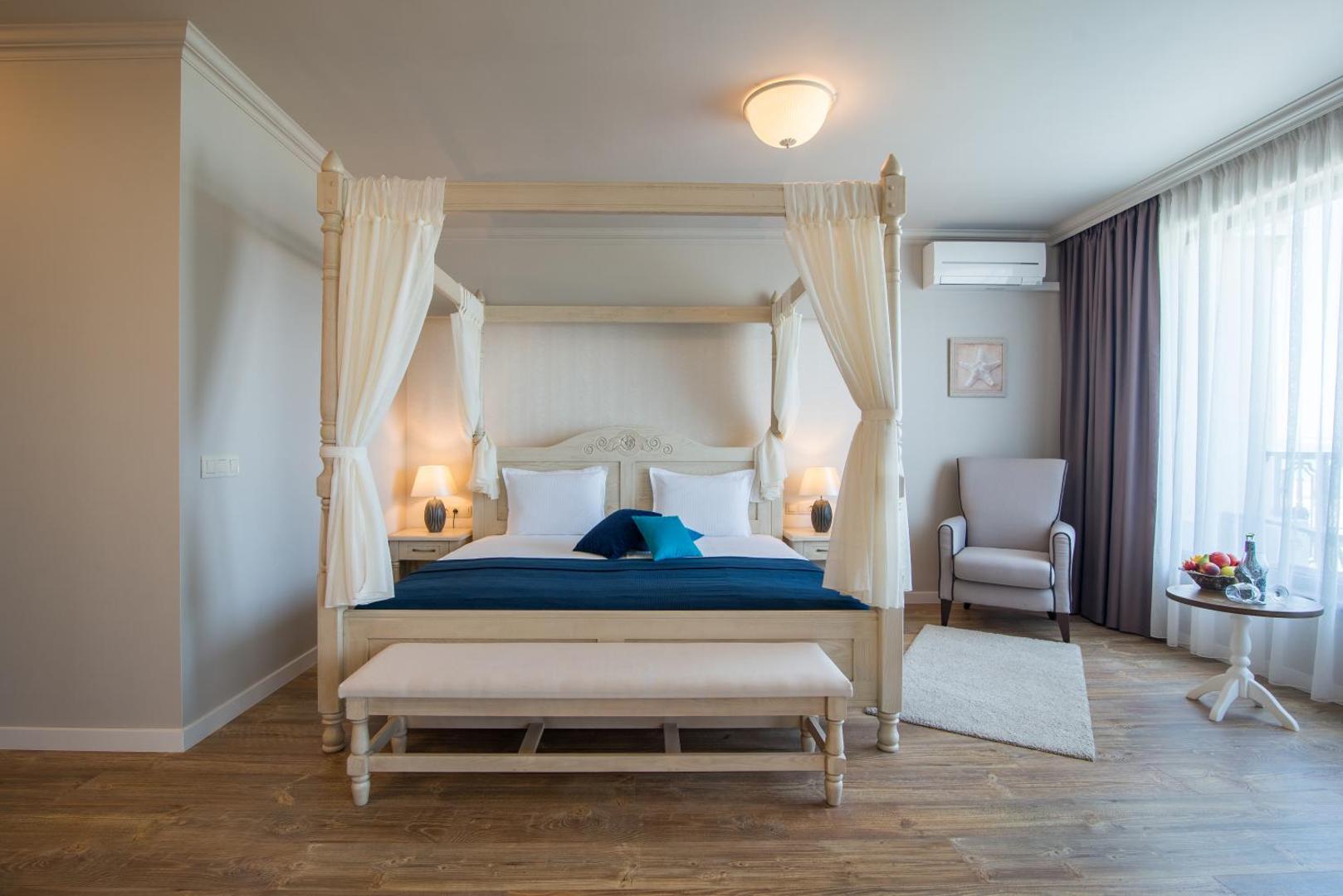 Sunny Castle Hotel - All Inclusive, Beach and Free parking 3