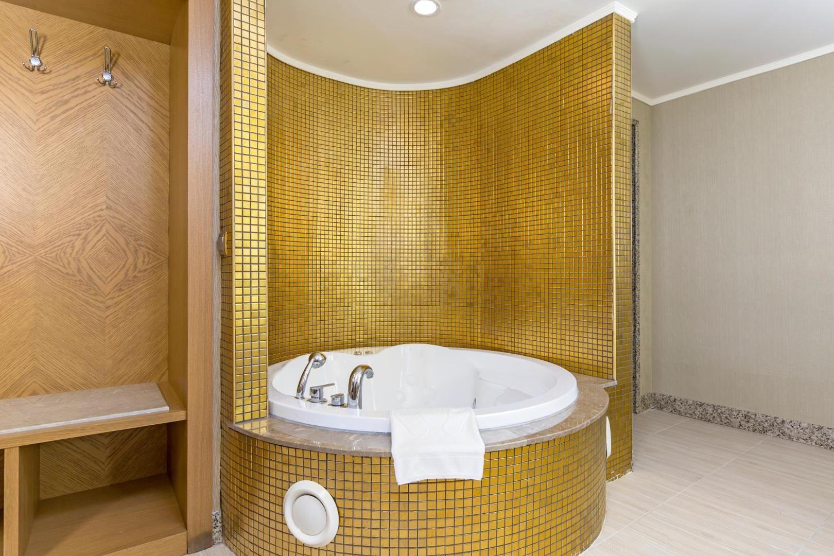 Royal Holiday Palace 4