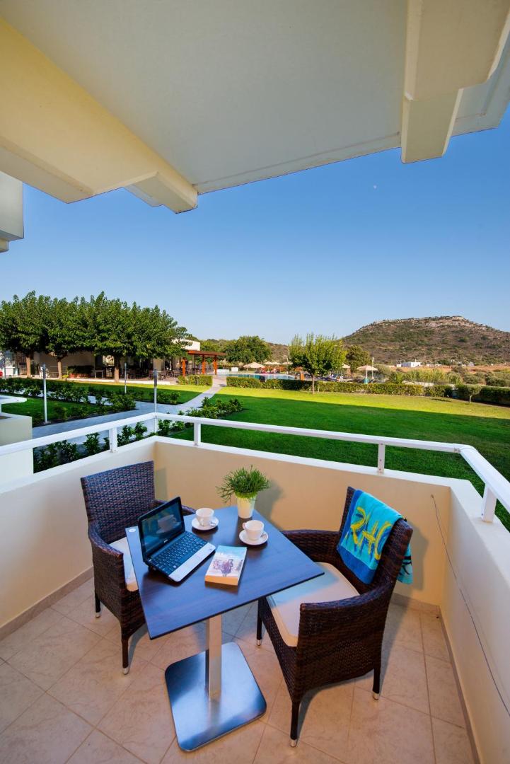 Zoes Hotel & Suites 8