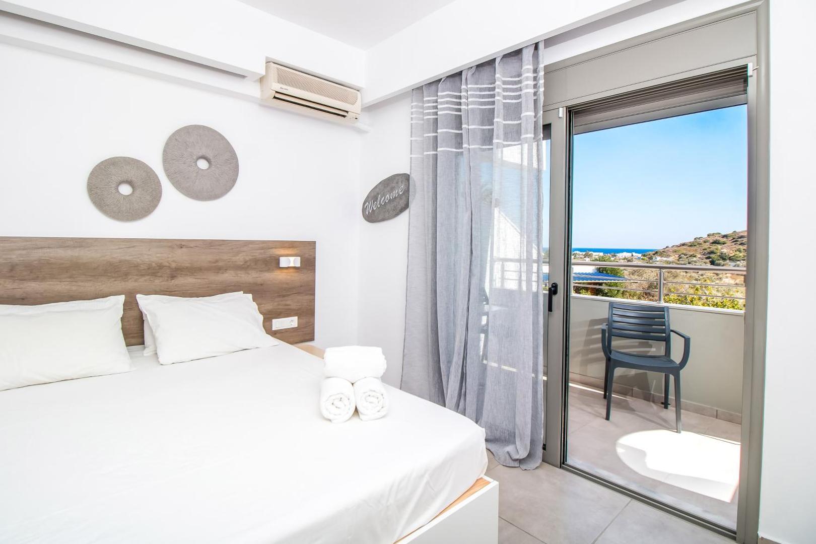 Hillside Studios & Apartments 3