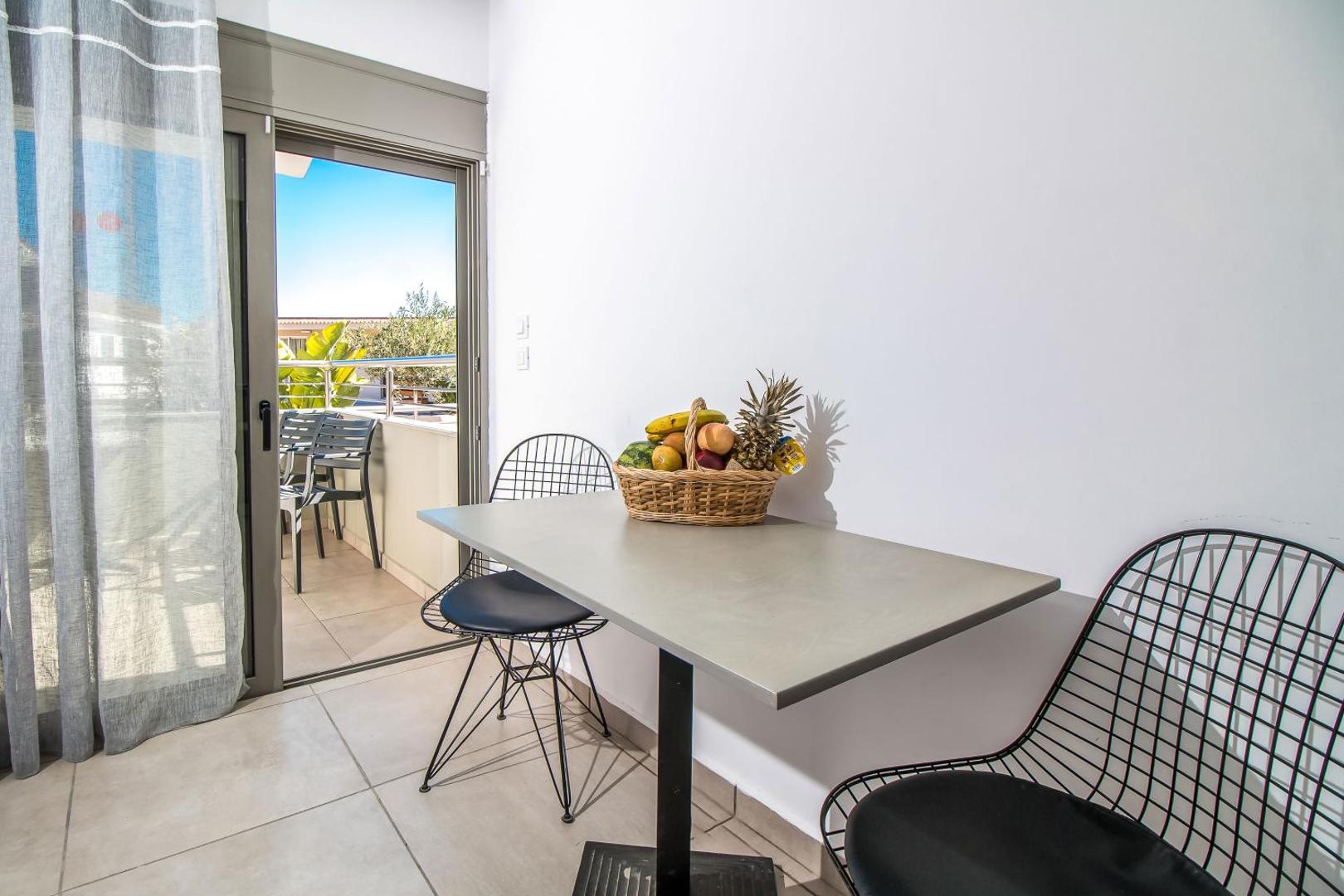 Hillside Studios & Apartments 6