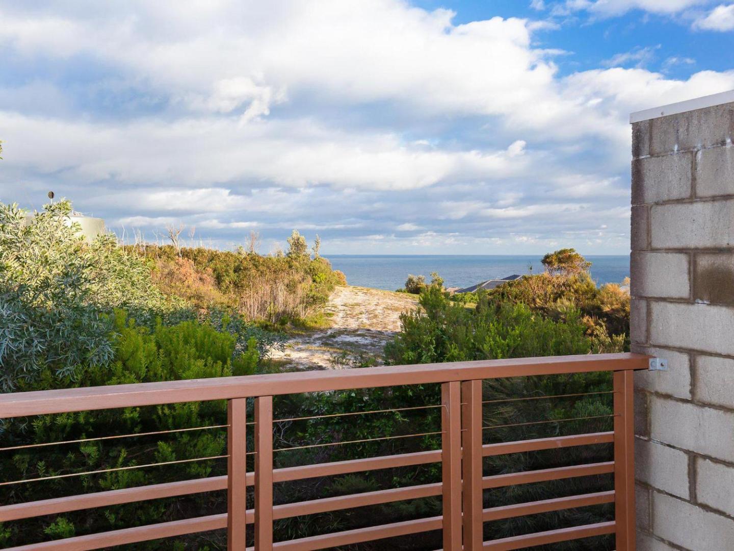 One Mile Ridge’, 12a/26 One Mile Close – stunning views, air con, infinity pool
