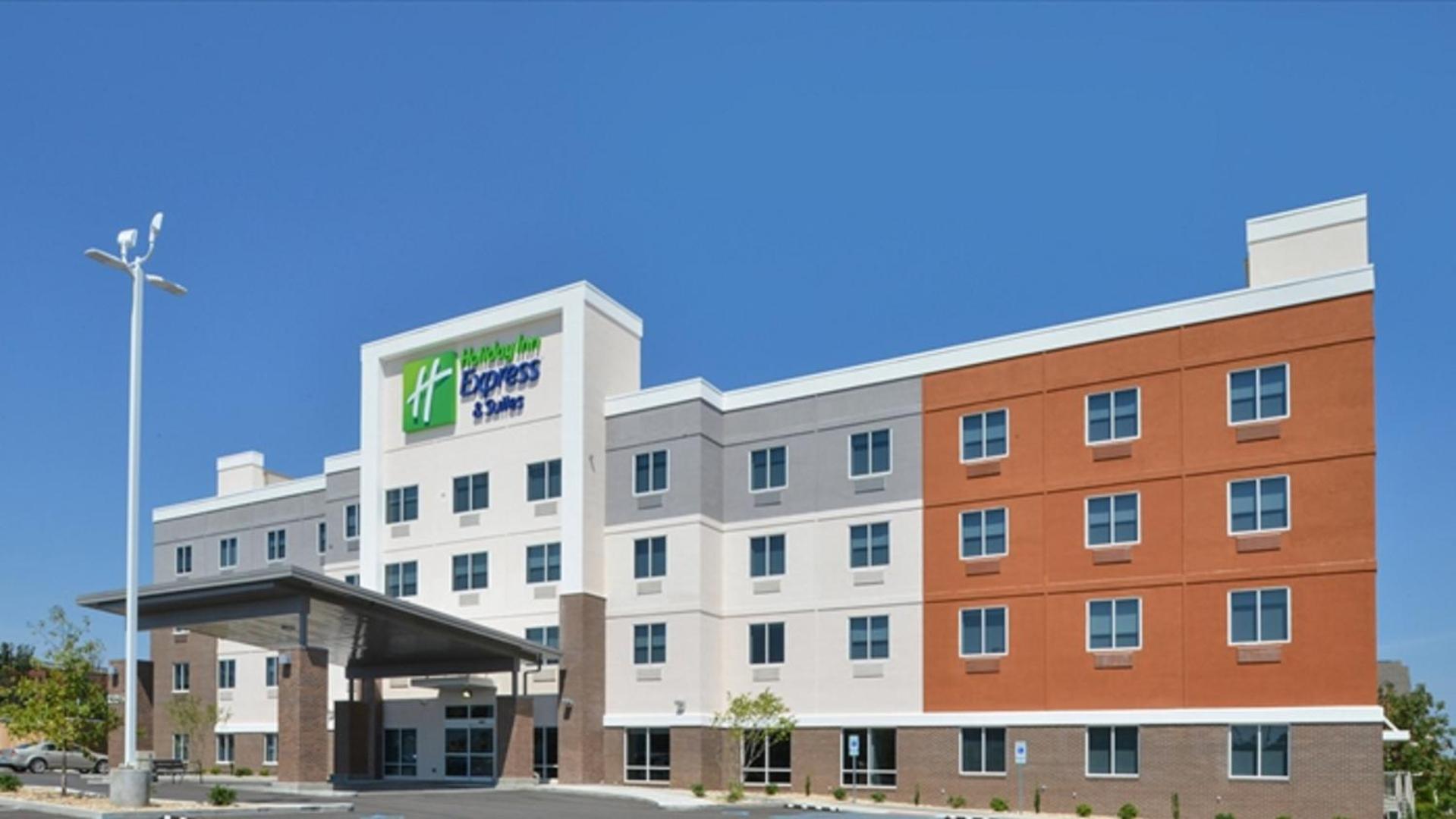 Holiday Inn Express & Suites Lexington Midtown – I-75, an IHG Hotel