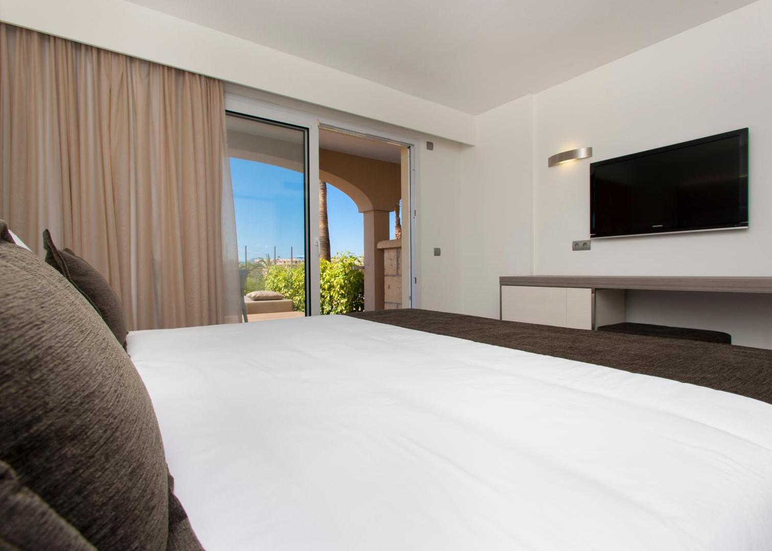 Insotel Cala Mandia Resort 6