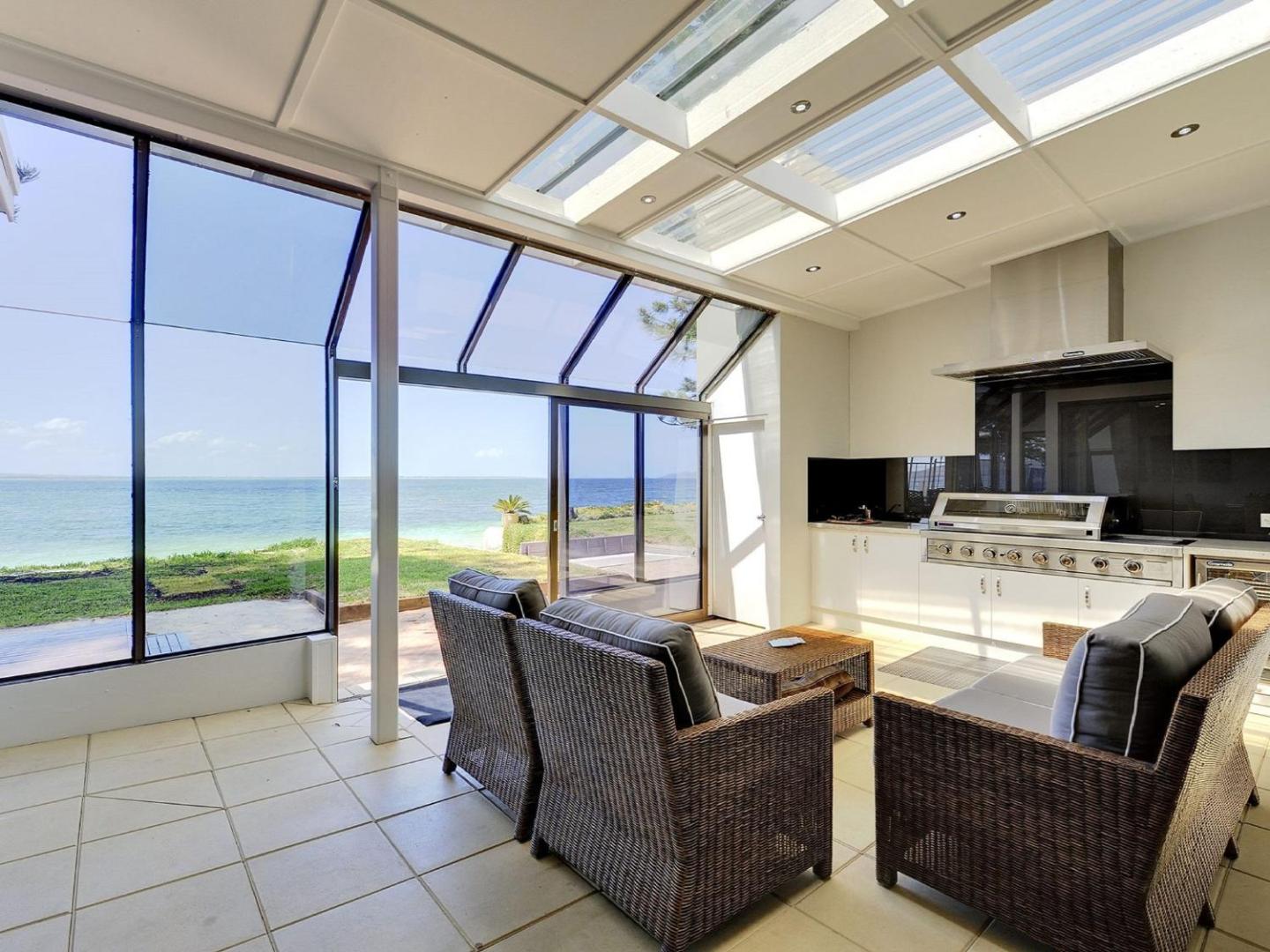 Whispering Sands’, 10 Sandy Point Road – Luxury waterfront home with aircon, WIFI & Foxtel