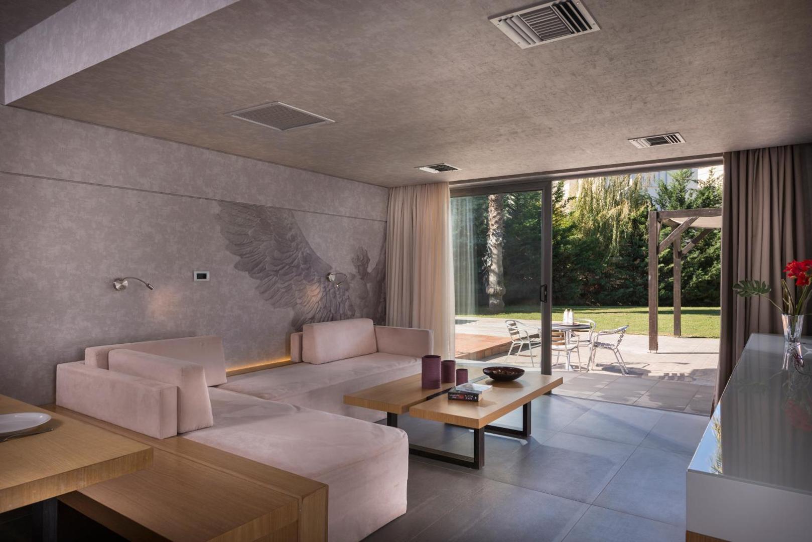 Icarus Hotel 3