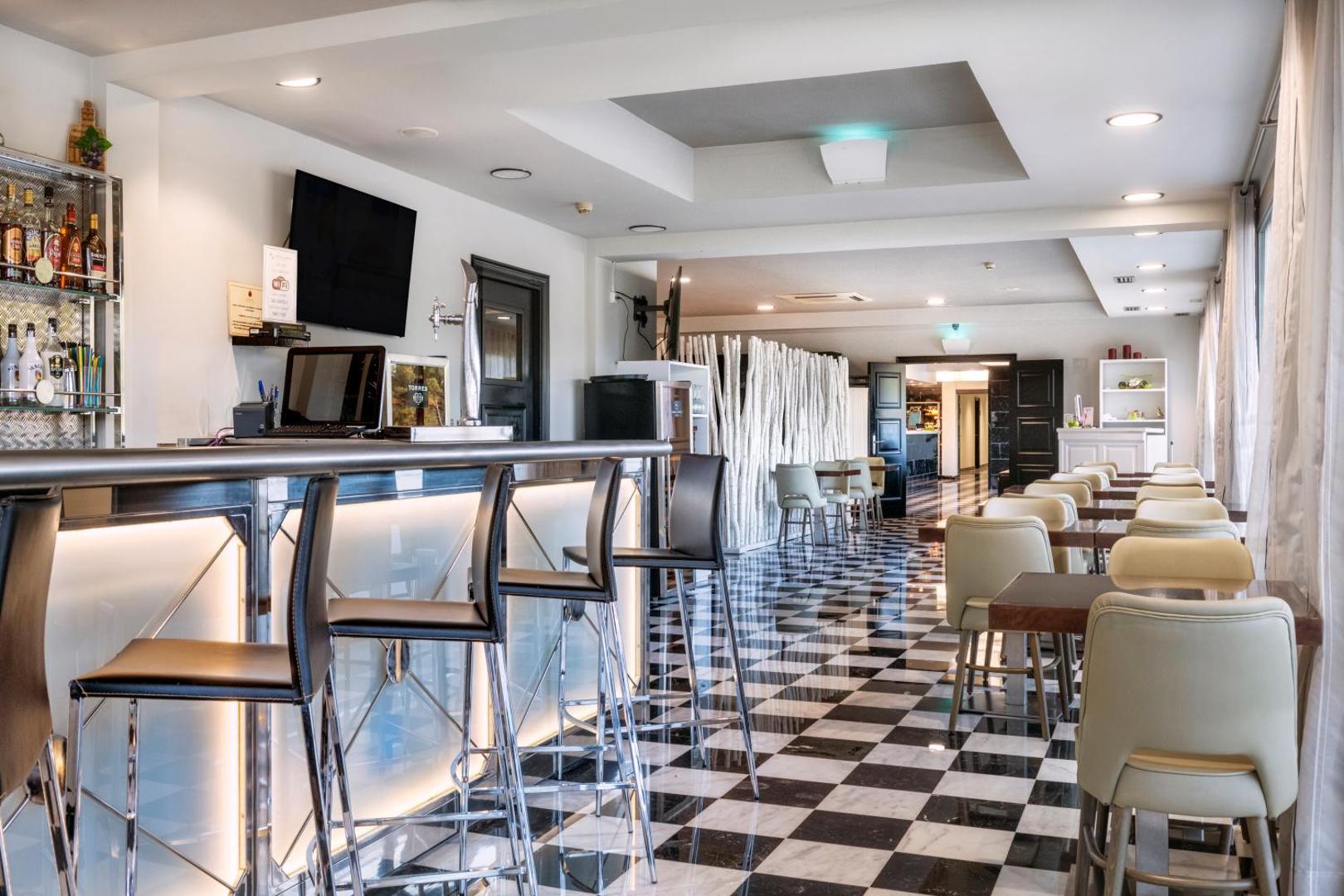 Salles Hotel Aeroport de Girona 7