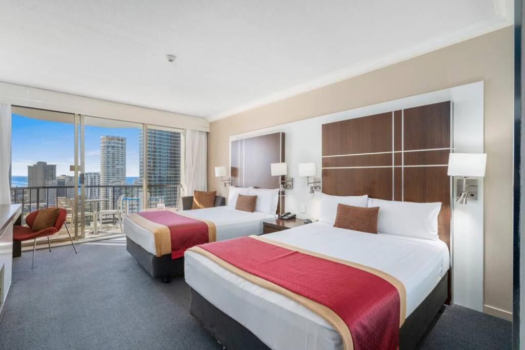 Relax in luxury in Surfers Paradise!