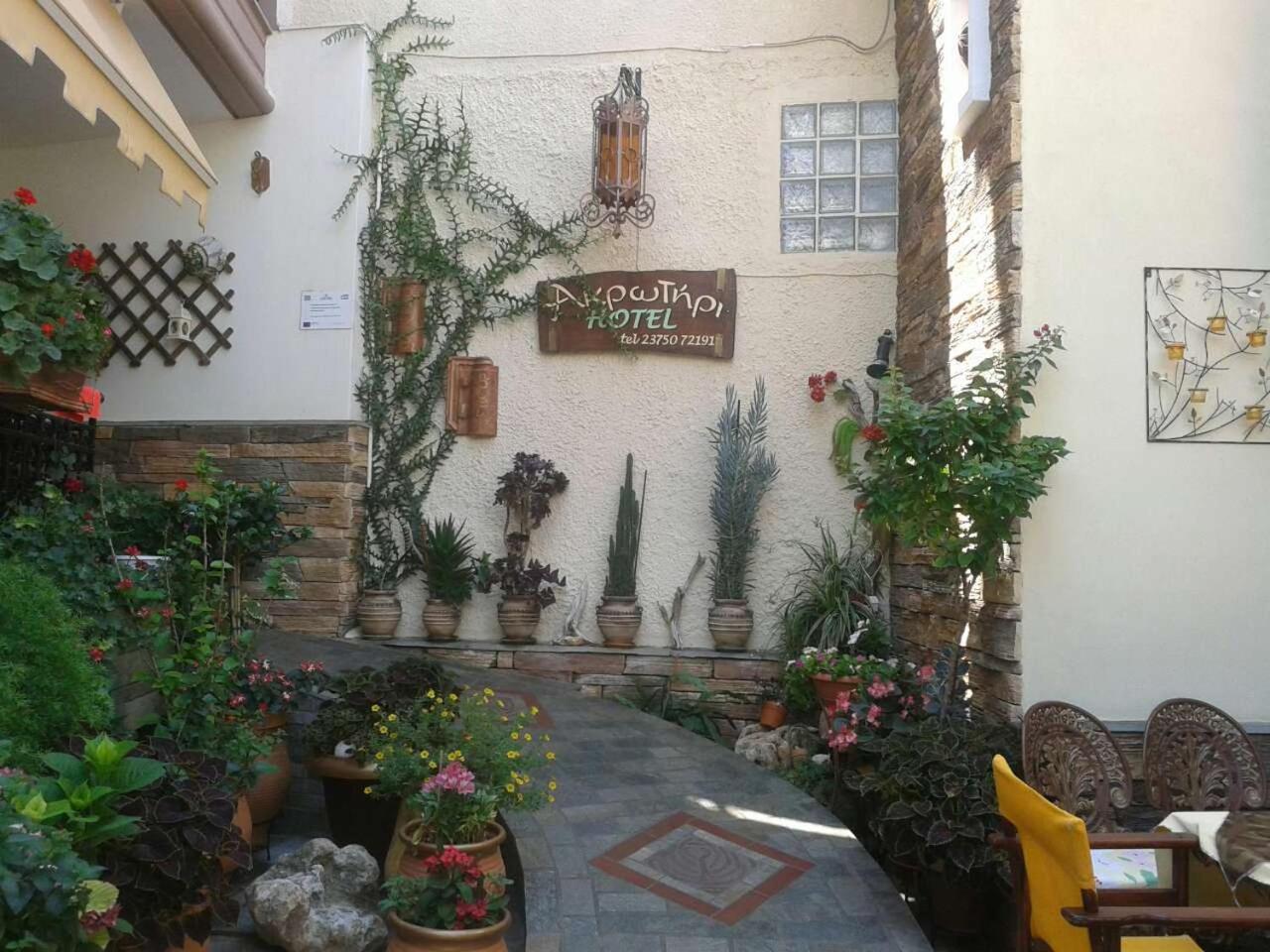 Akrotiri Hotel 2