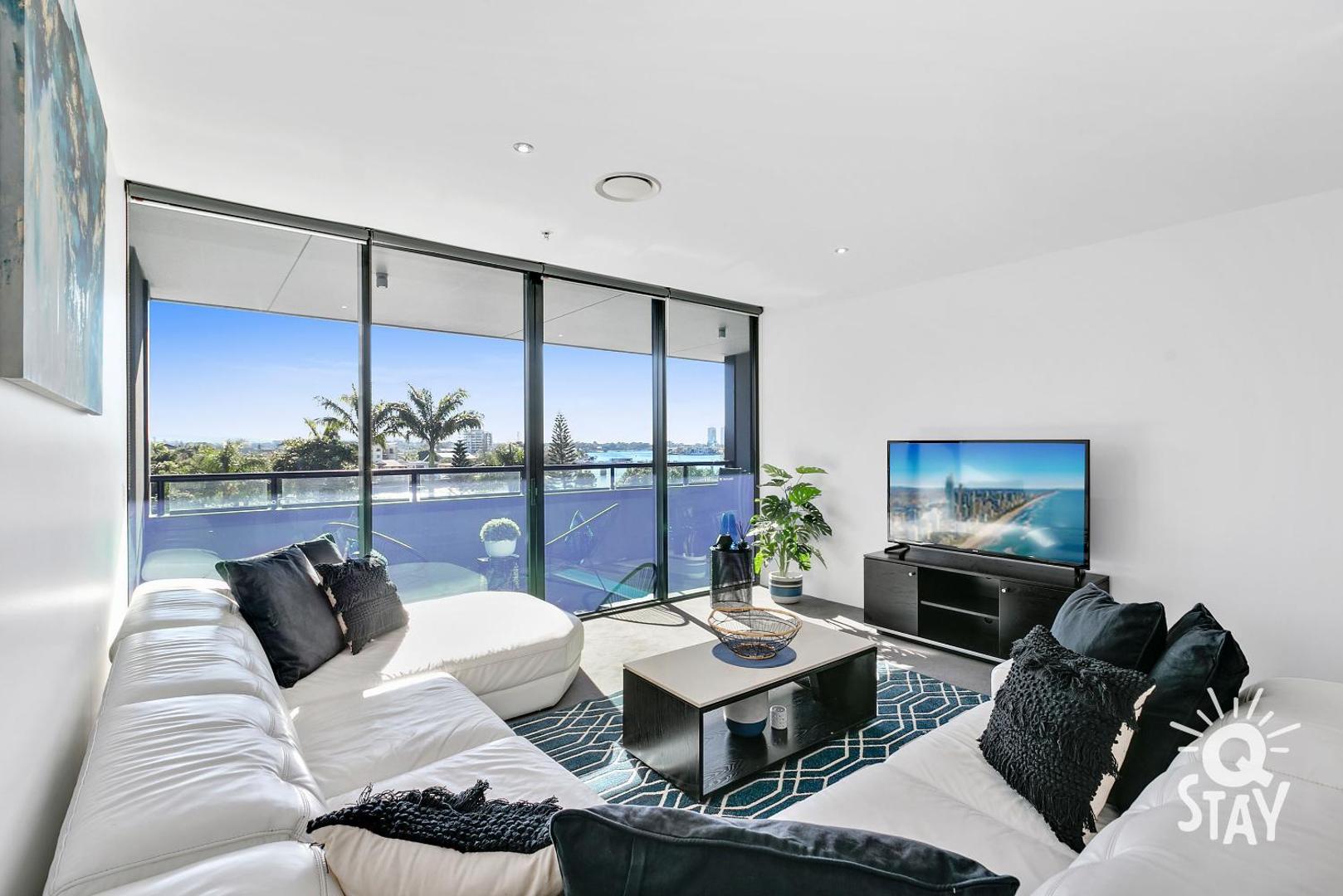 3 Bedroom Apartment in the heart of Surfers- Sleeps 9 – Circle on Cavill AMAZING!!