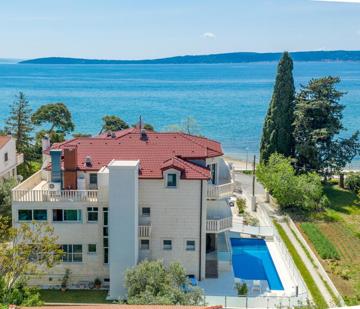 Hotel Riva Kaštela with swimming pool 8