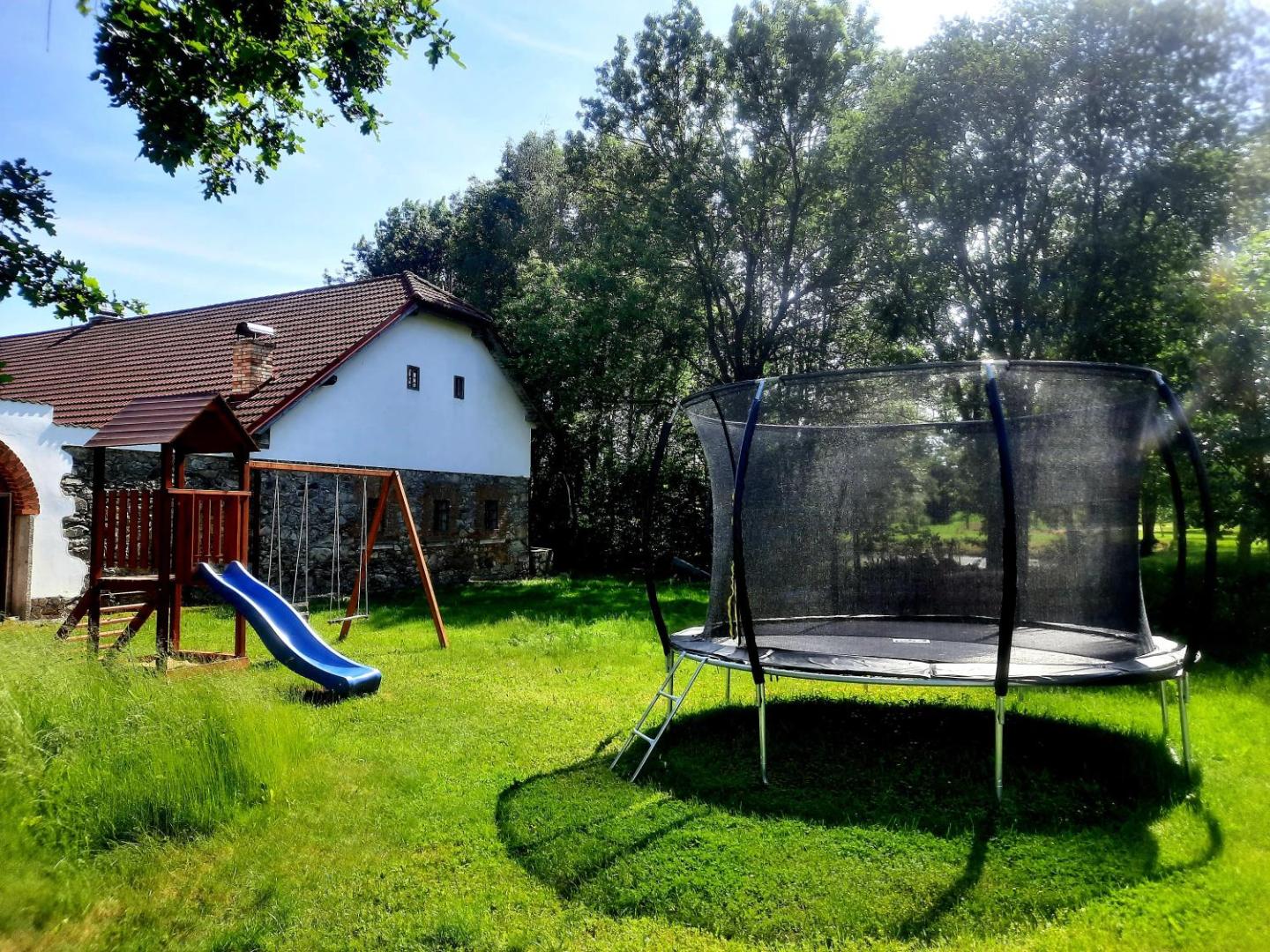 Zahrada statku s trampolínou a dětským hřištěm