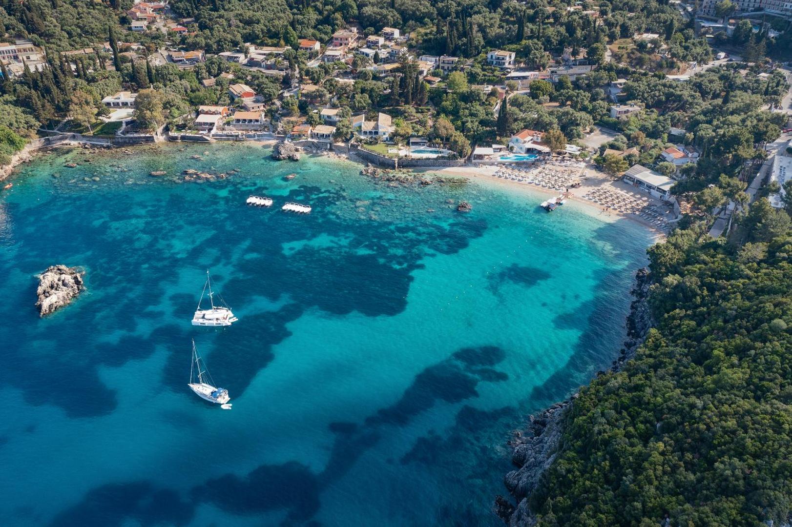 Aerofoto uzņēmums ar Akrotiri Beach viesnīcu un tirkīzzilu jūras līci.