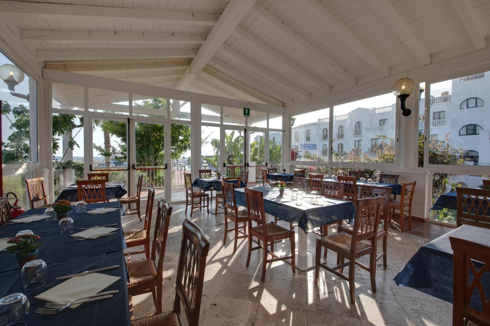 Phi Hotel Sighientu 6