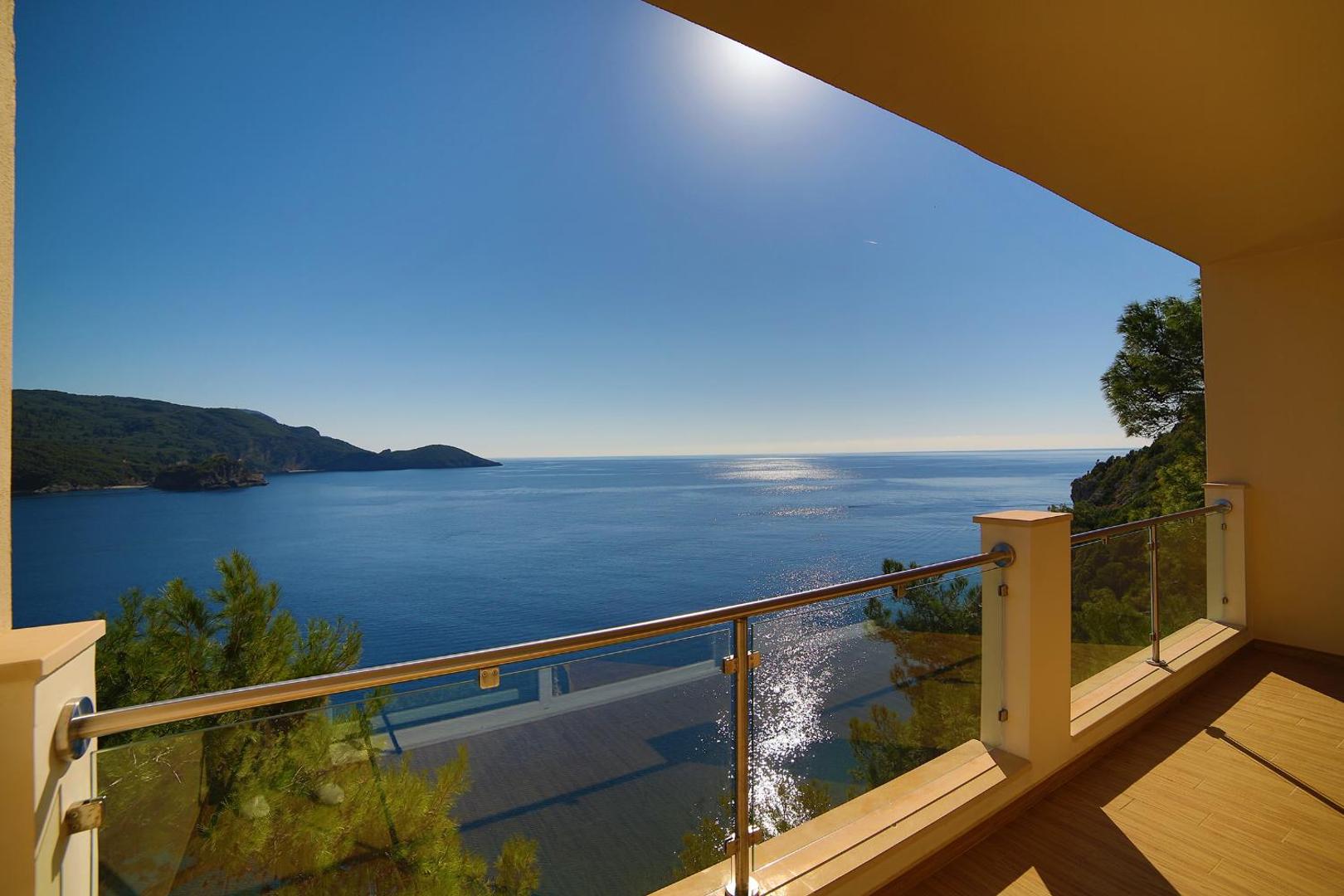 Skats no balkona uz plašo, saules pielieto jūras horizontu.