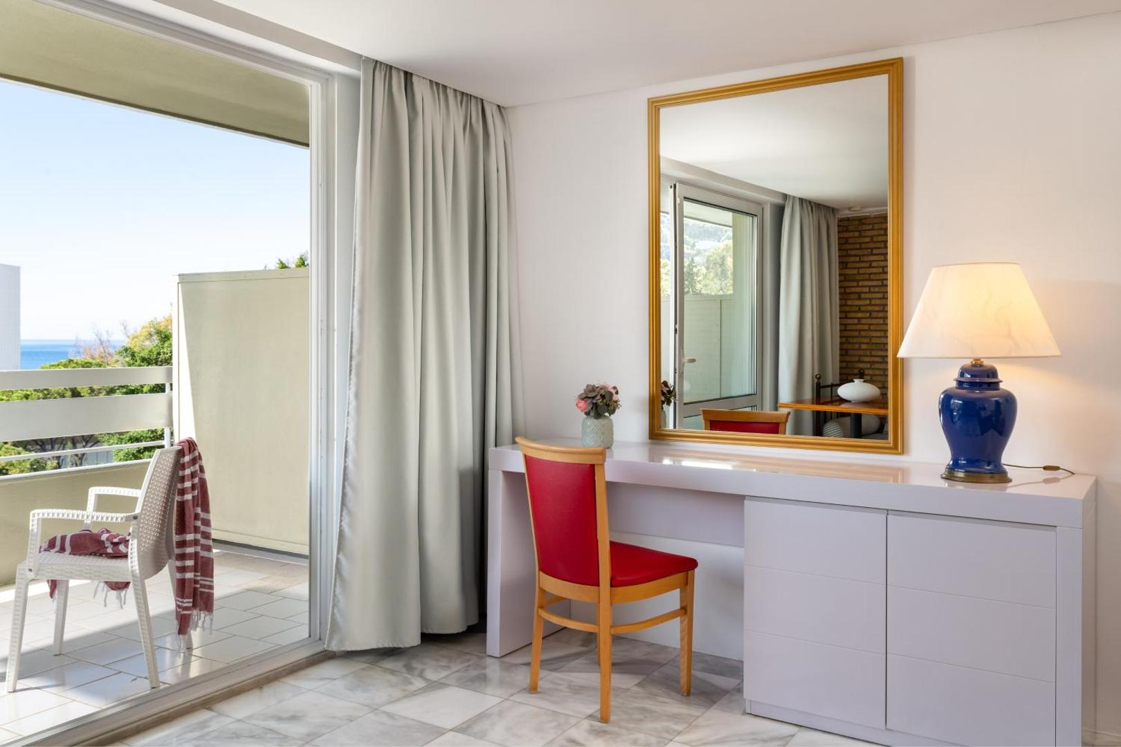 Dionysos Hotel 4