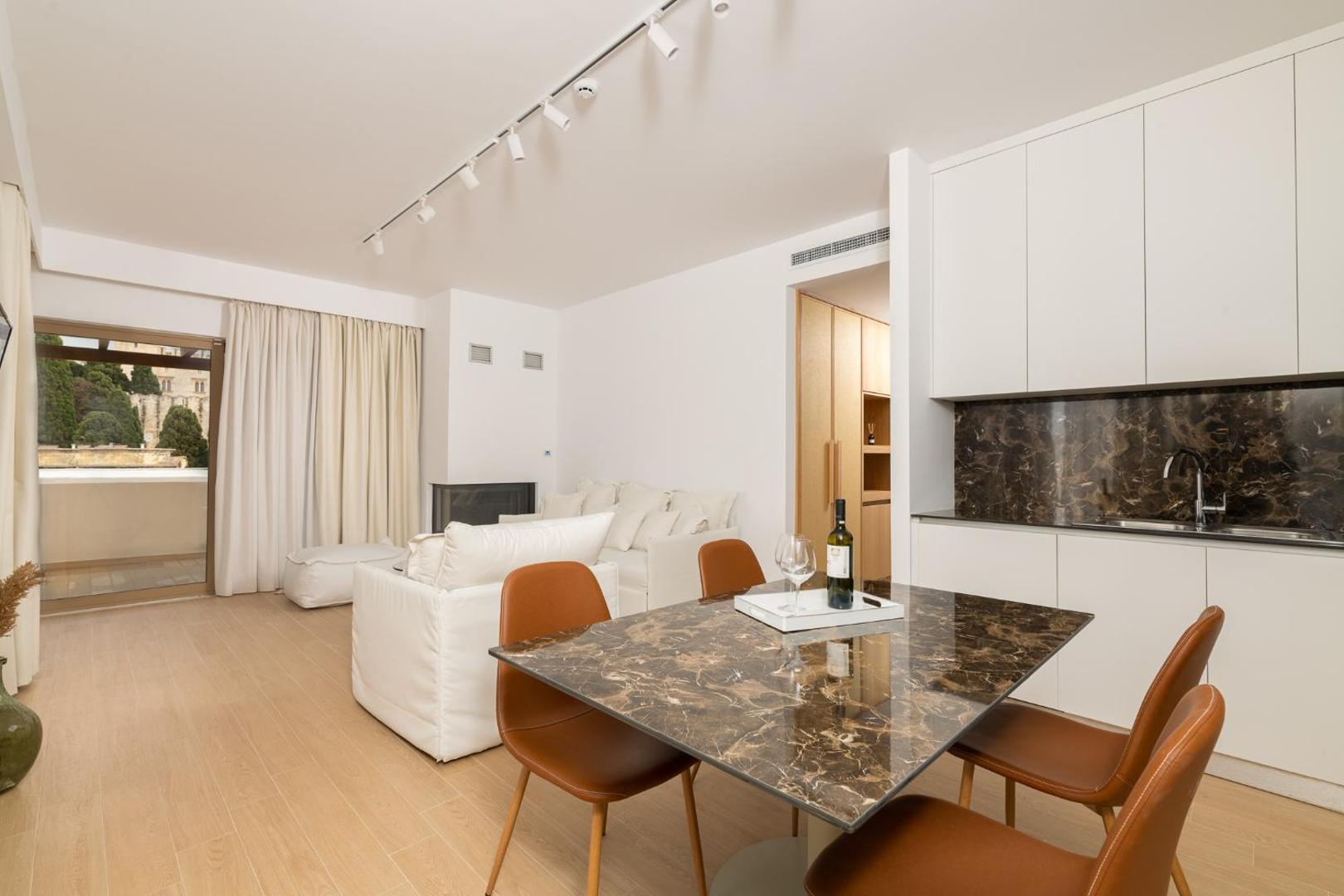 The 12th City Hotel 8
