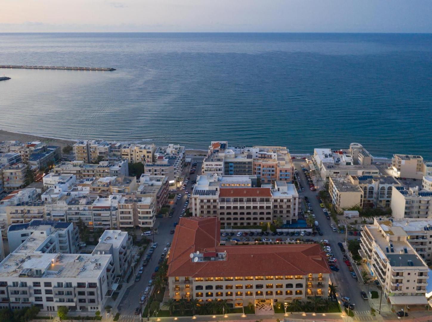 Theartemis Palace viesnīcas panorāmas skats no putna lidojuma Retimno pilsētā Krētā ar skatu uz pilsētas apbūvi un Vidusjūras piekrasti
