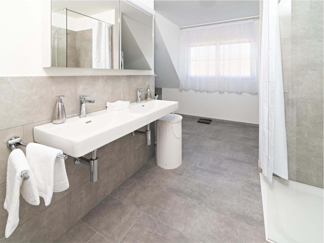 Exklusive 5,5 Zimmer Wohnung für Familien und Business 8