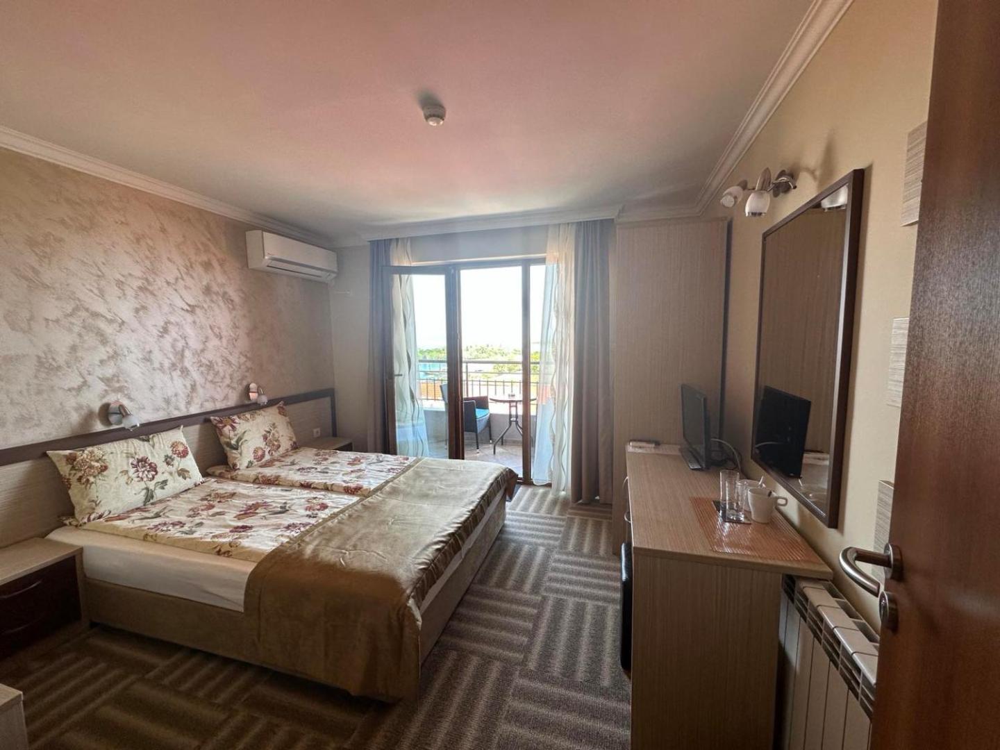 Family Hotel Radiana 8