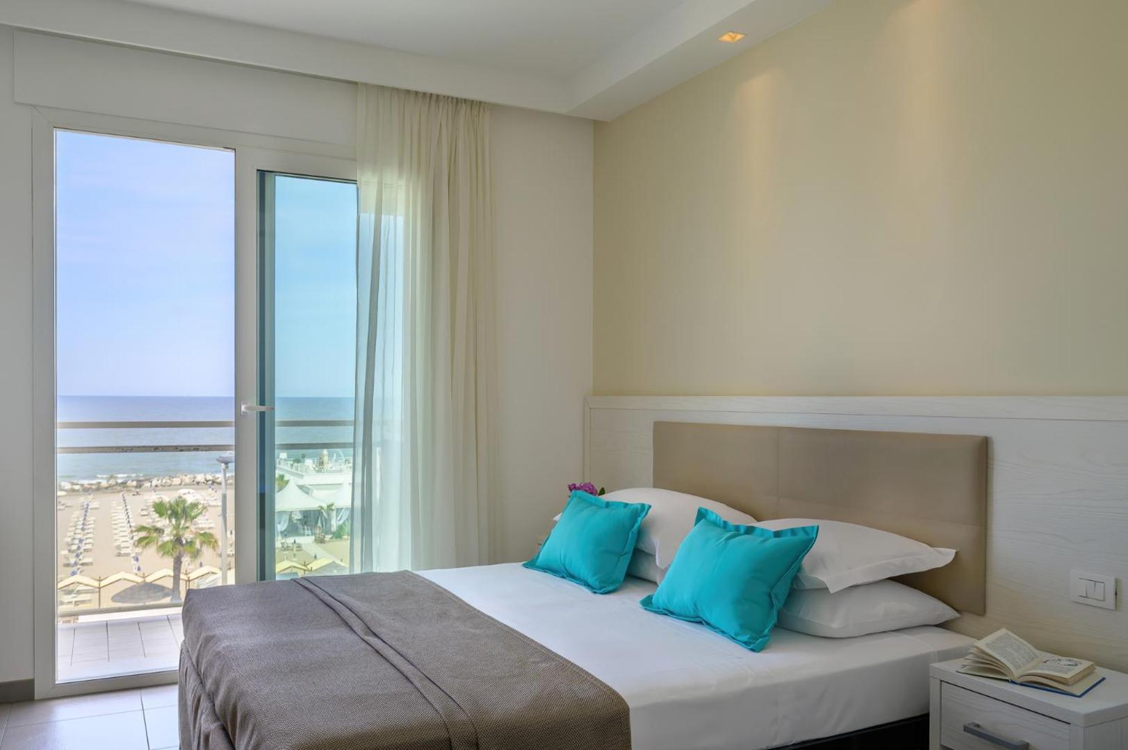 Hotel Augustus- Davanti a noi c'è solo il mare 3