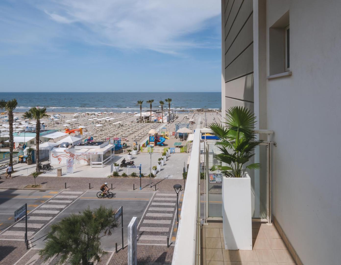 Hotel Augustus- Davanti a noi c'è solo il mare 7