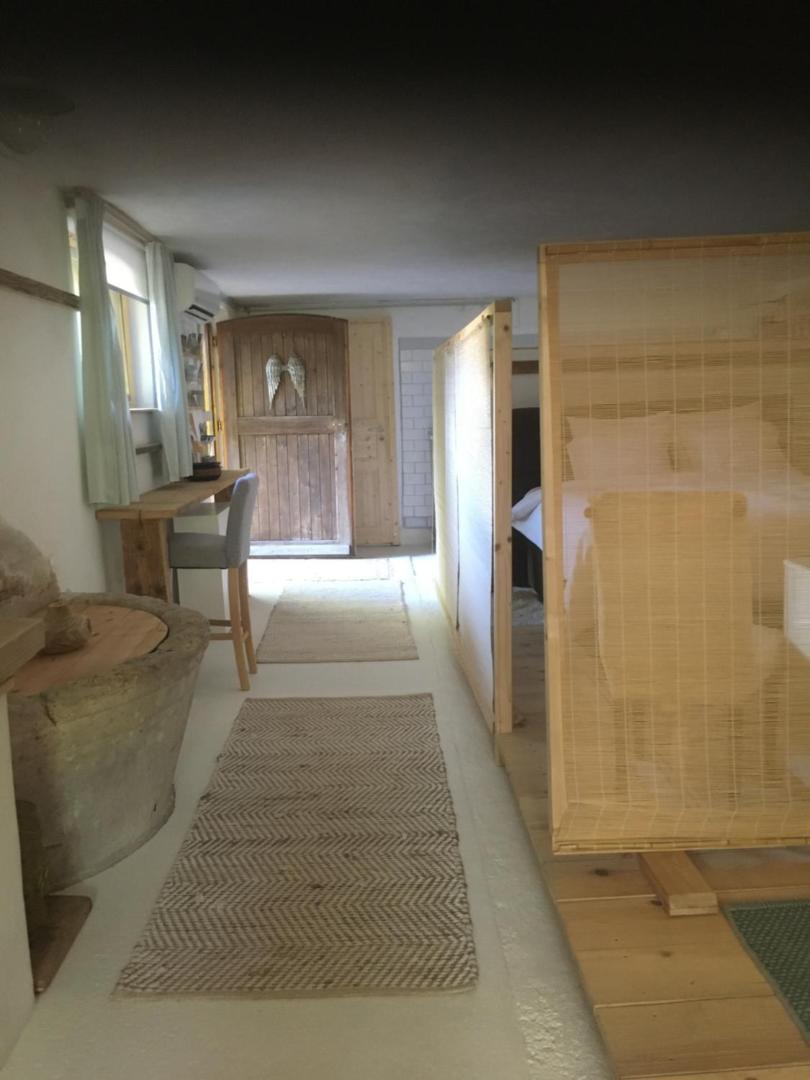 Studio to rent 4