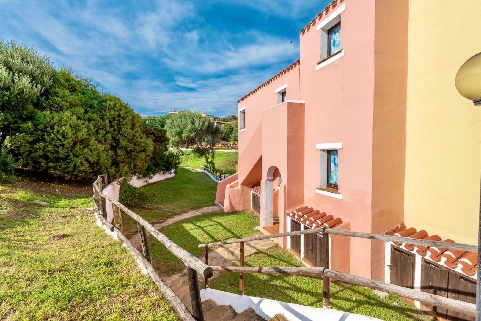 Villas with air conditioning and shared pool, just a few minutes from La Pelosa beach 1