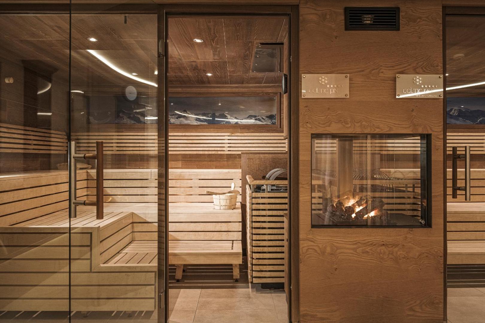 Hotel Norica - Thermenhotels Gastein mit dem Bademantel direkt in die Therme 4