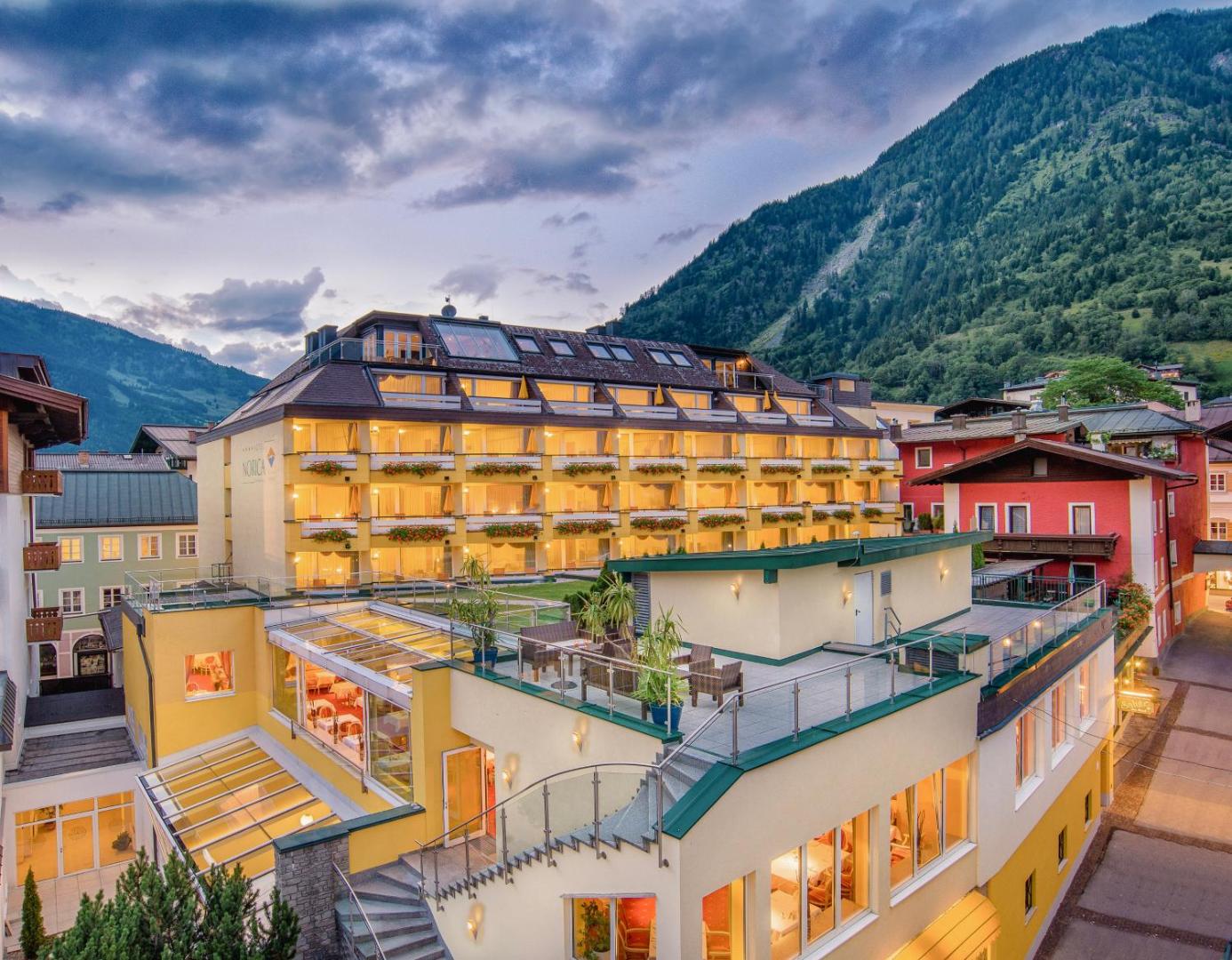 Hotel Norica - Thermenhotels Gastein mit dem Bademantel direkt in die Therme 8
