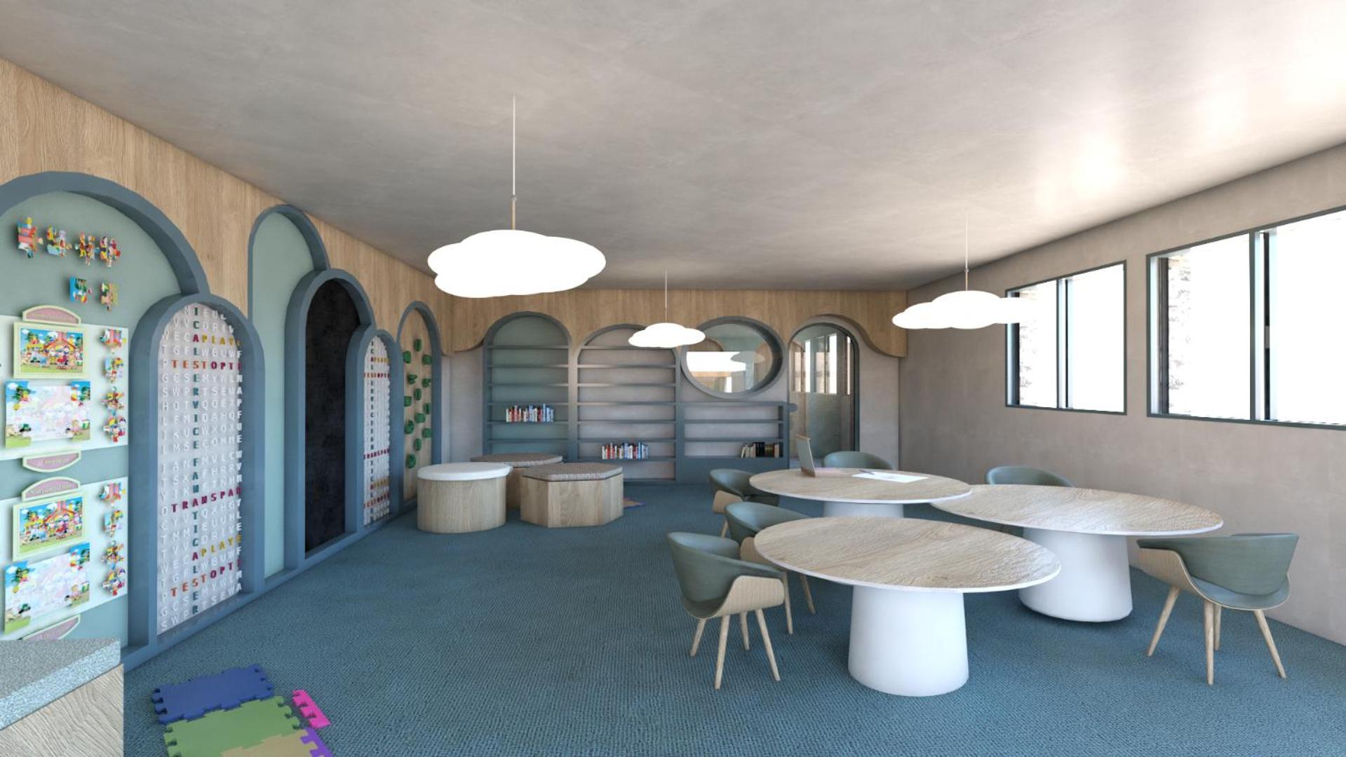 Gaiša aktivitāšu telpa bērniem ar apaļiem galdiem, krēsliem un mākoņu formas lampām.