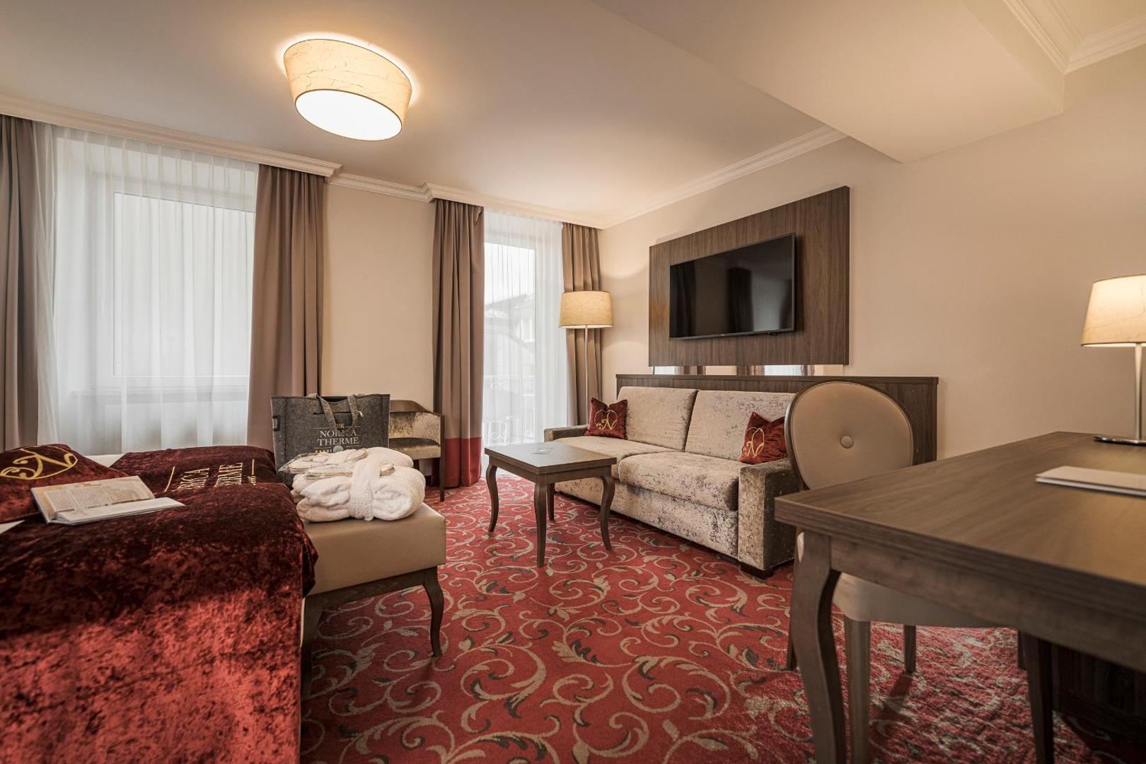 Hotel Norica - Thermenhotels Gastein mit dem Bademantel direkt in die Therme 7