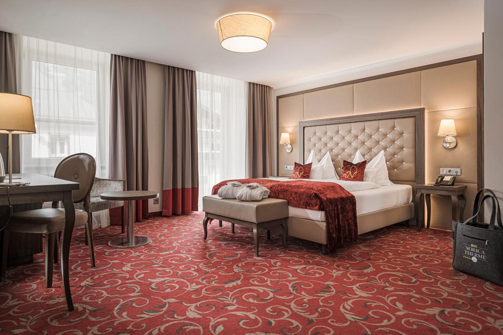 Hotel Norica - Thermenhotels Gastein mit dem Bademantel direkt in die Therme 3