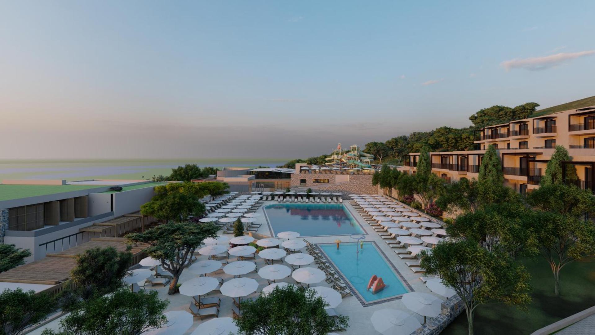 Elios Hill kūrorta teritorija ar vairākiem baseiniem un viesnīcas korpusiem saulrietā.