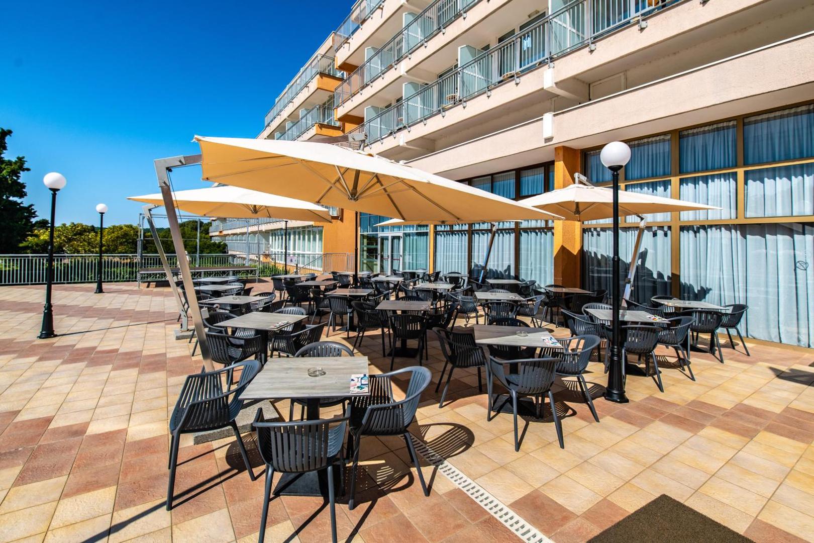 Arena Hotel Holiday 7