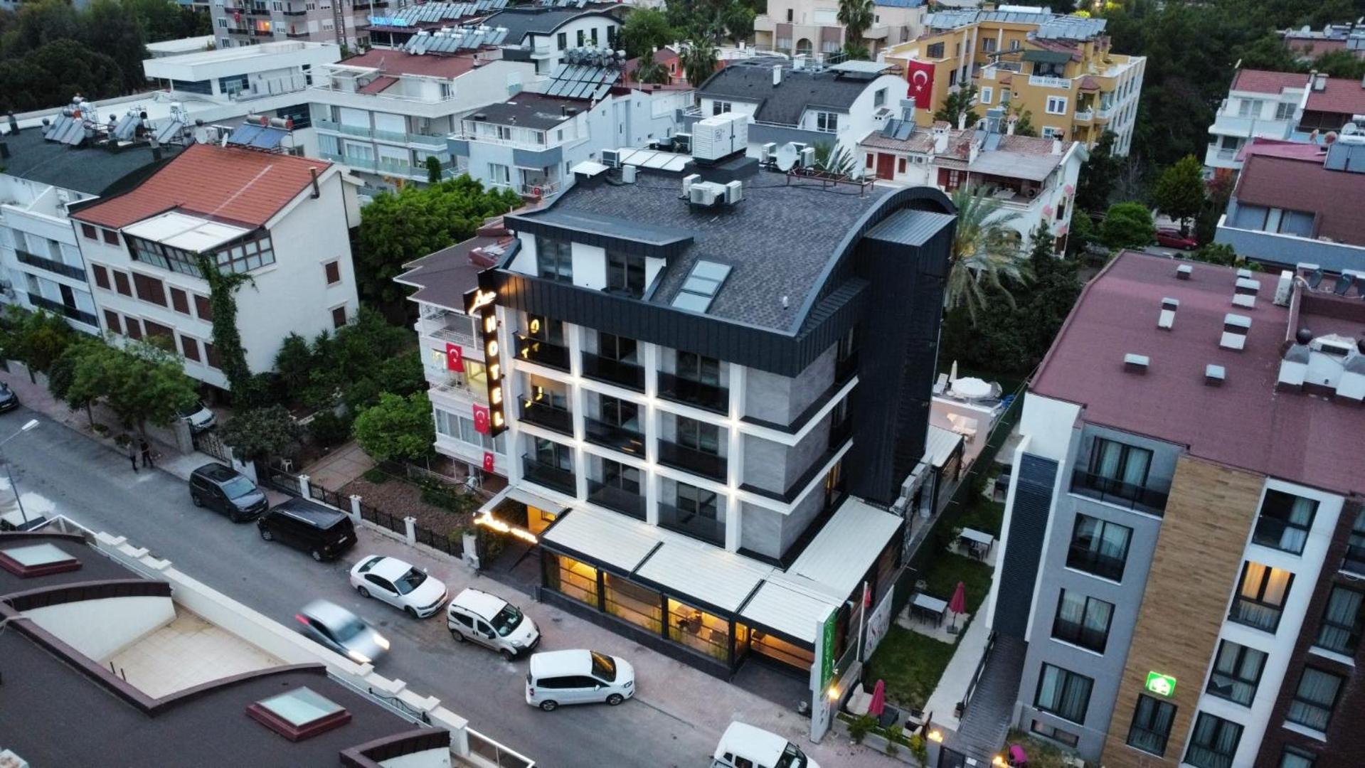 Sam Hotel 8