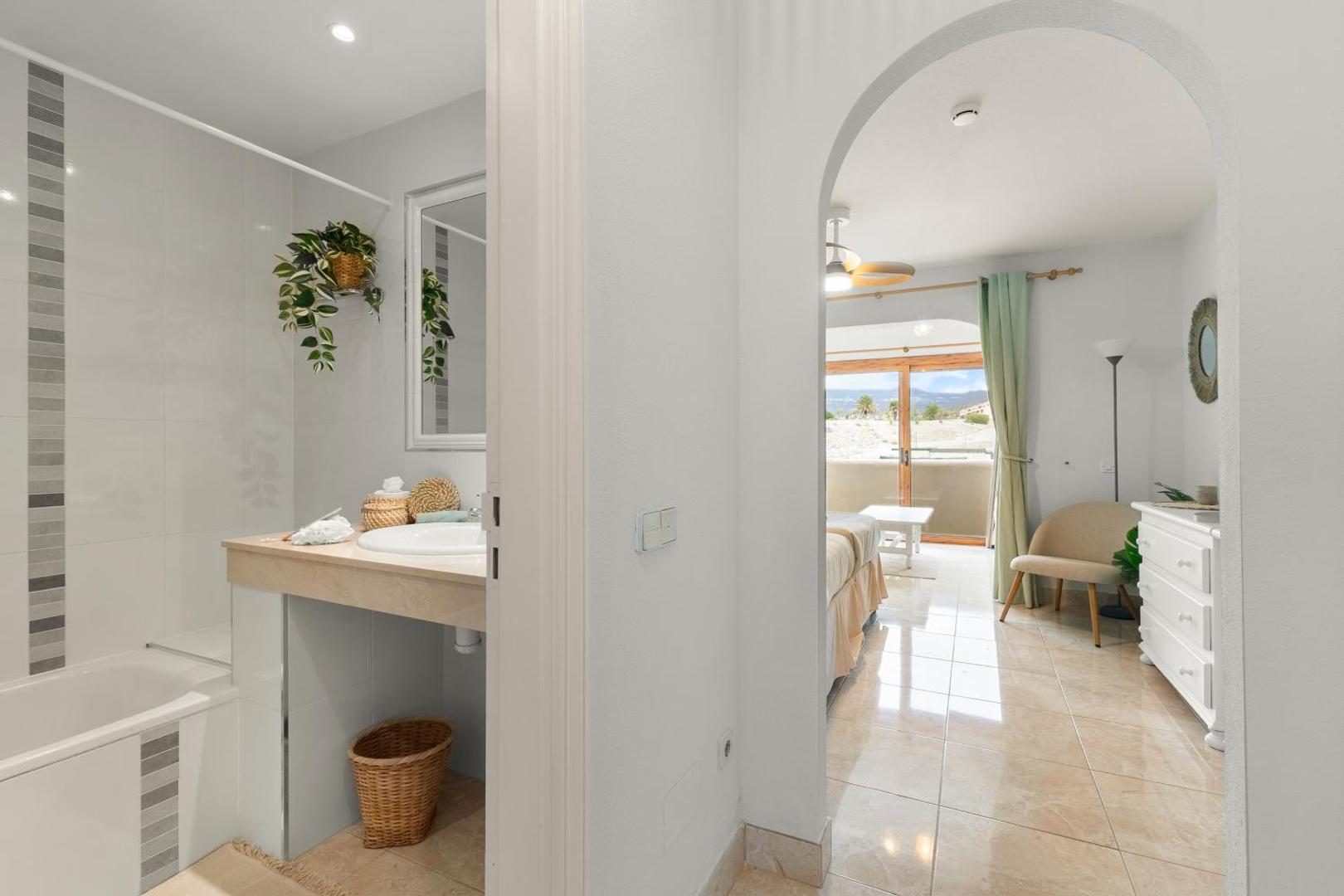 Beautiful 4 bedroom house with phenomenal golf and mountain views 3