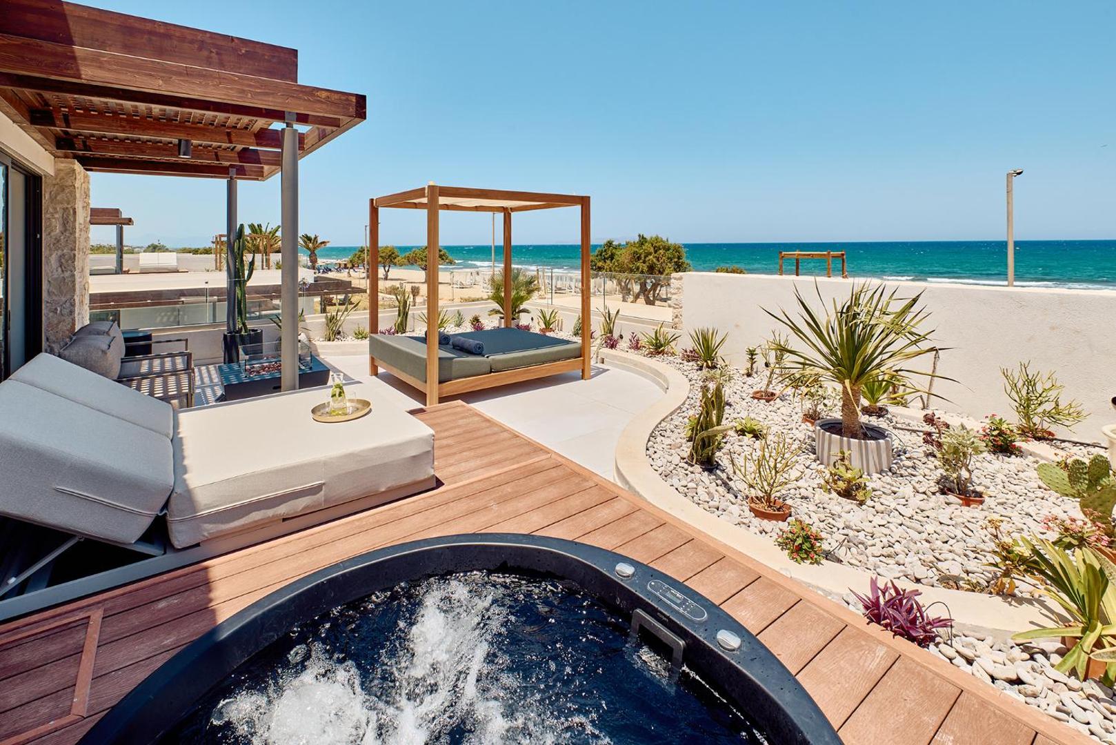 Luksusa terase ar džakuzi, atpūtas mēbelēm un skatu uz jūru.