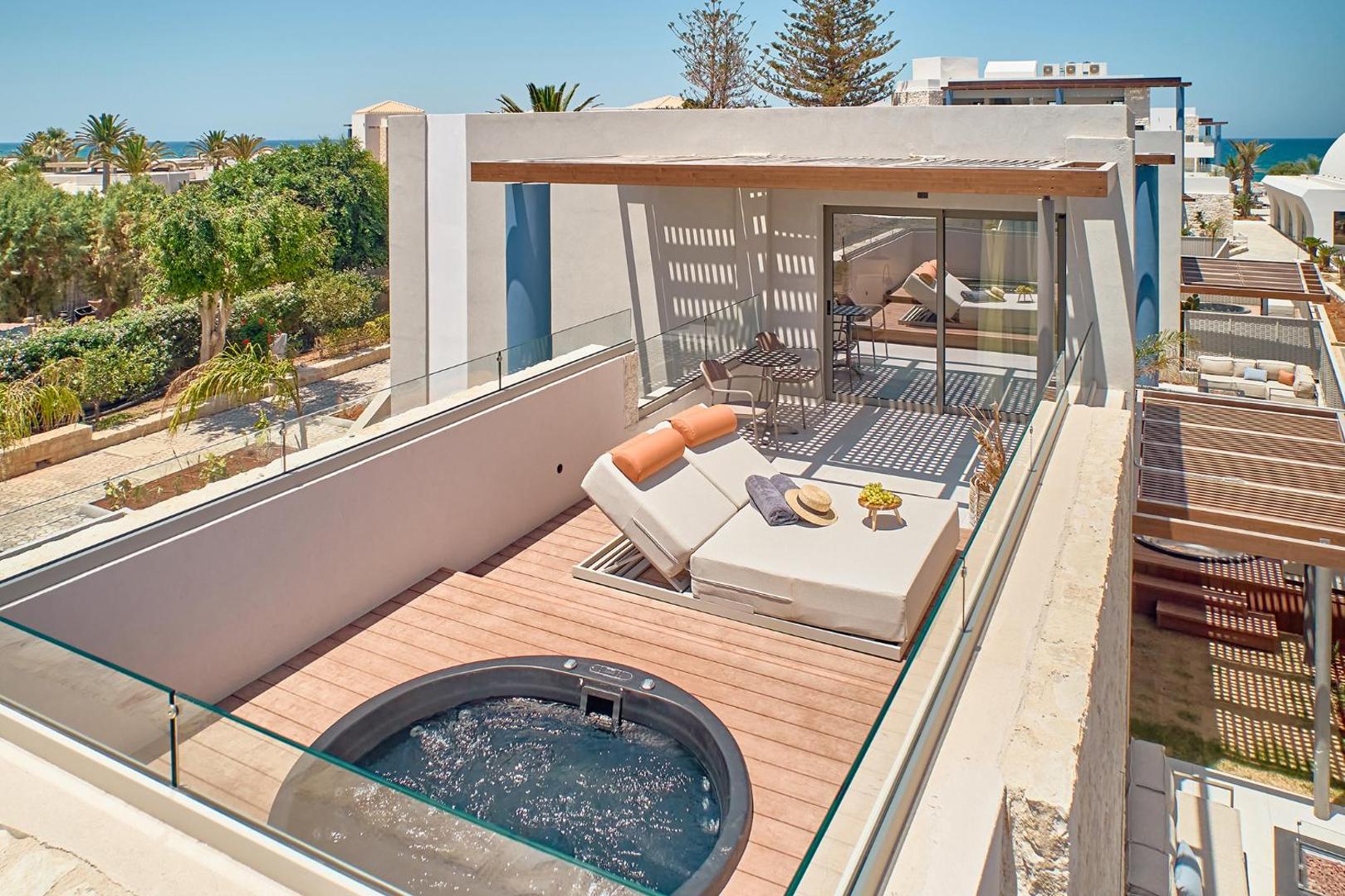 Privāta terase ar džakuzi un sauļošanās krēsliem Paralos Kosta Alimia numurā.