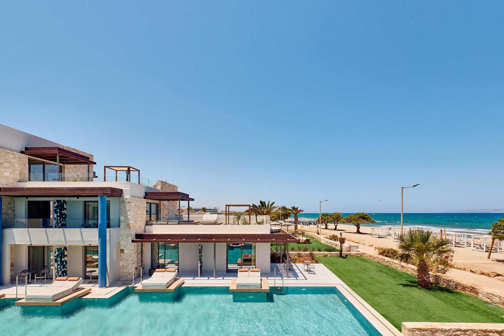 Paralos Kosta Alimia viesnīcas ēka ar baseinu un skatu uz jūru.