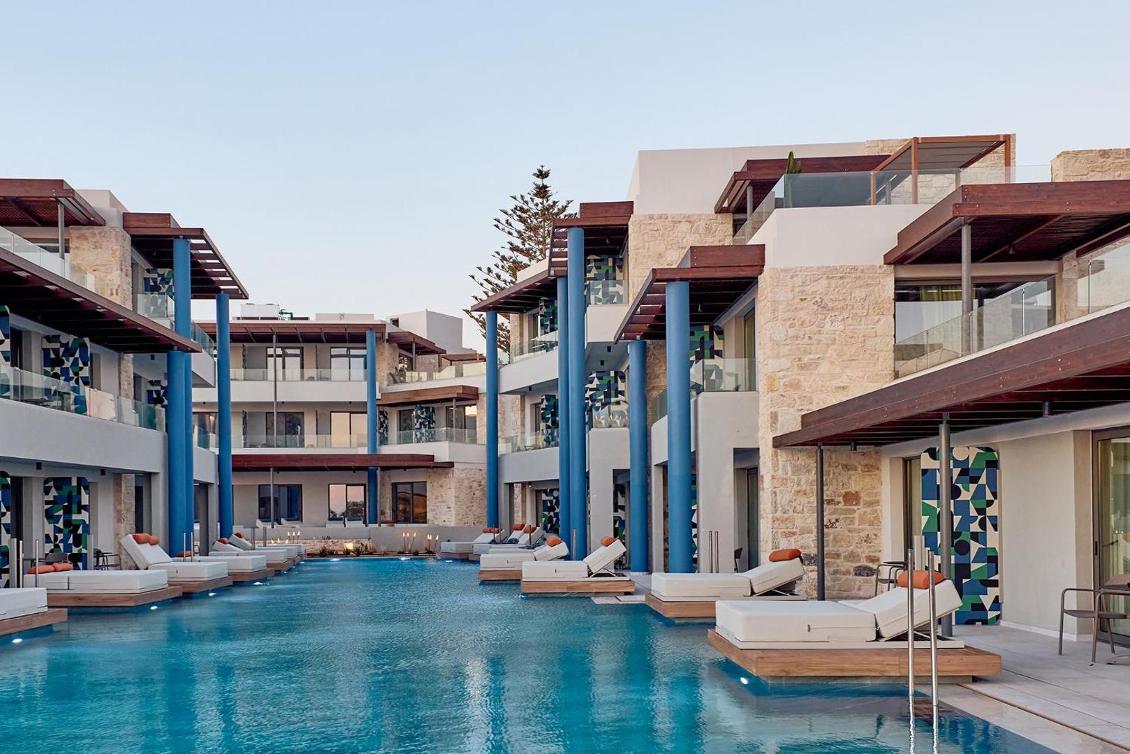 Moderni numuri ar tiešu piekļuvi koplietošanas baseinam vakara gaismā.