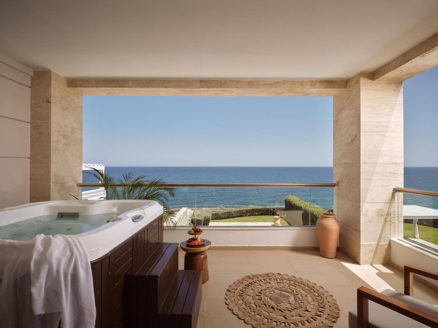Privāta terase ar džakuzi vannu un skatu uz zilo jūras horizontu.