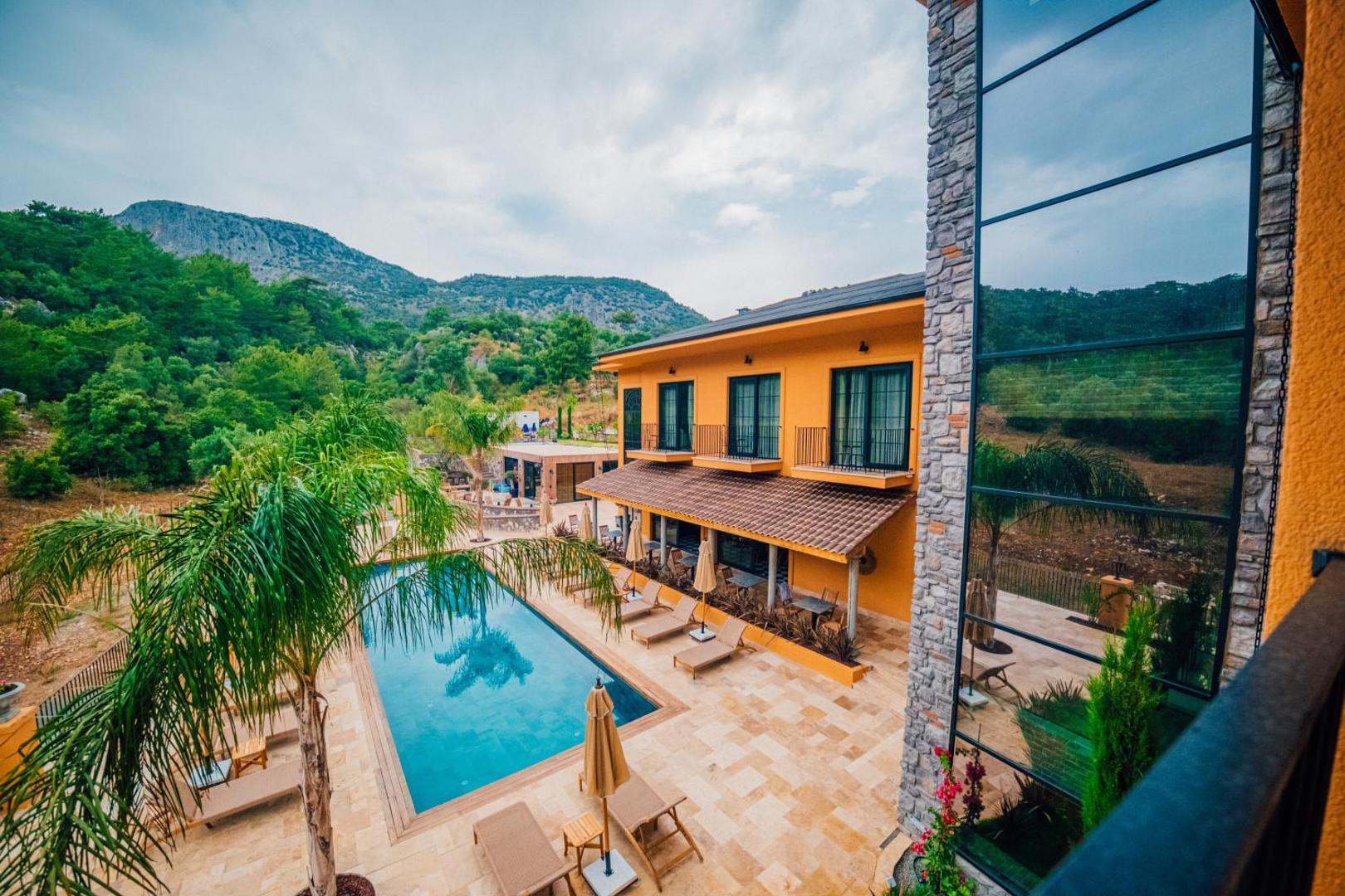 The Remote Hotel 8