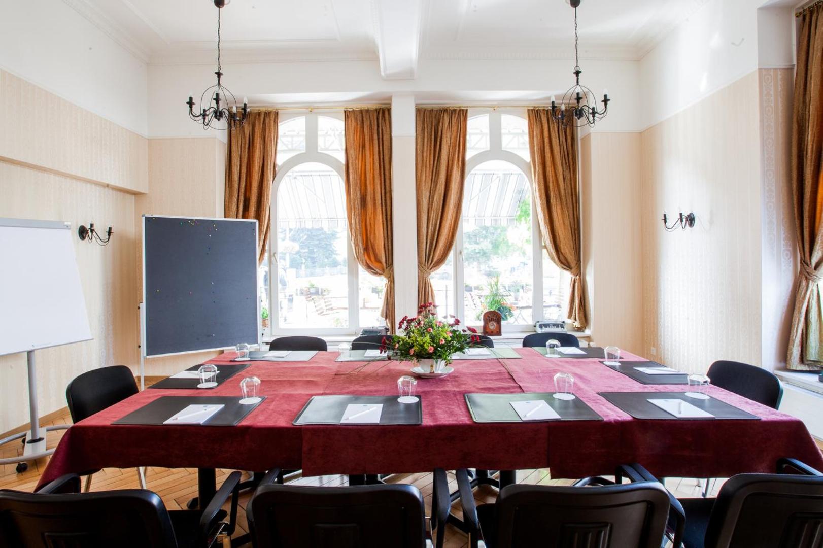 Carlton-Europe Vintage Adults Hotel 8