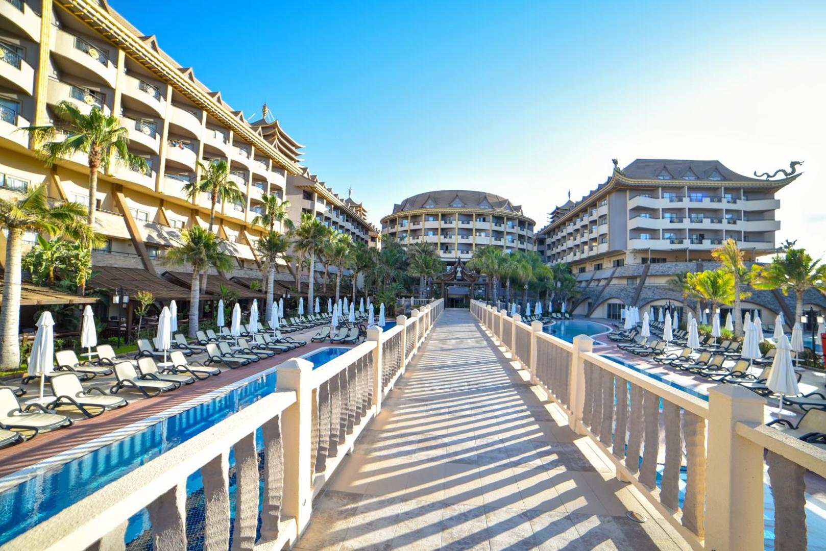 Royal Dragon Hotel 8