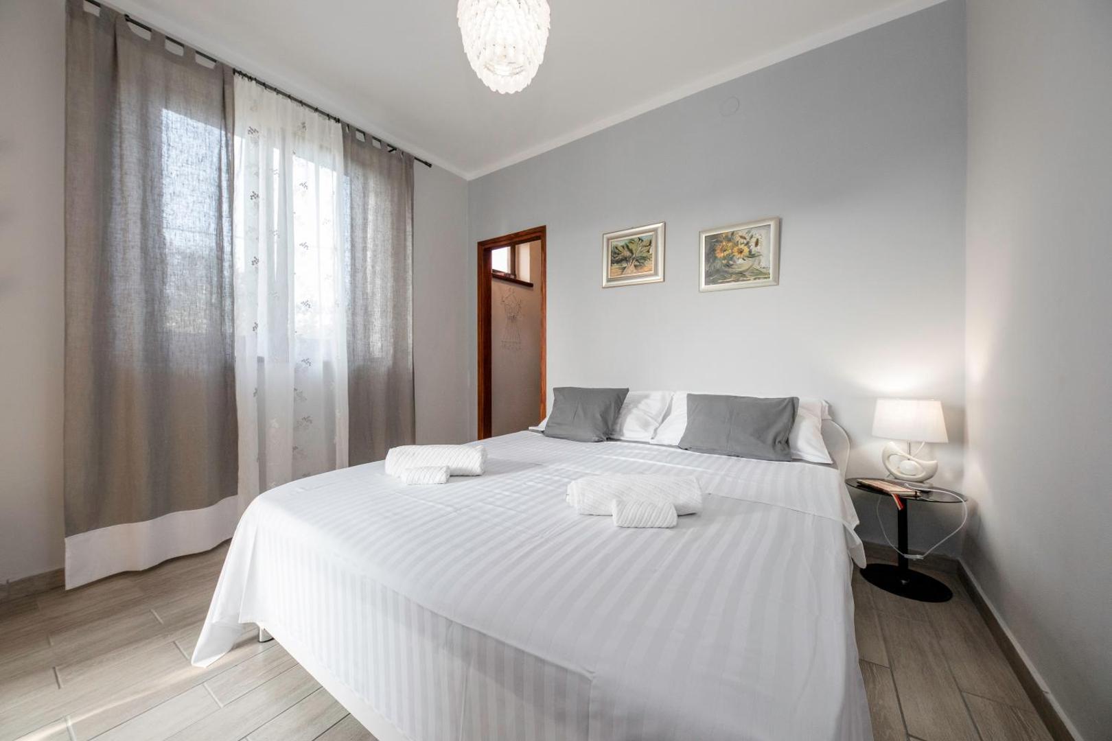 Apartments by the Beach with Pool and Lounge Beds - Miral Apartments 3