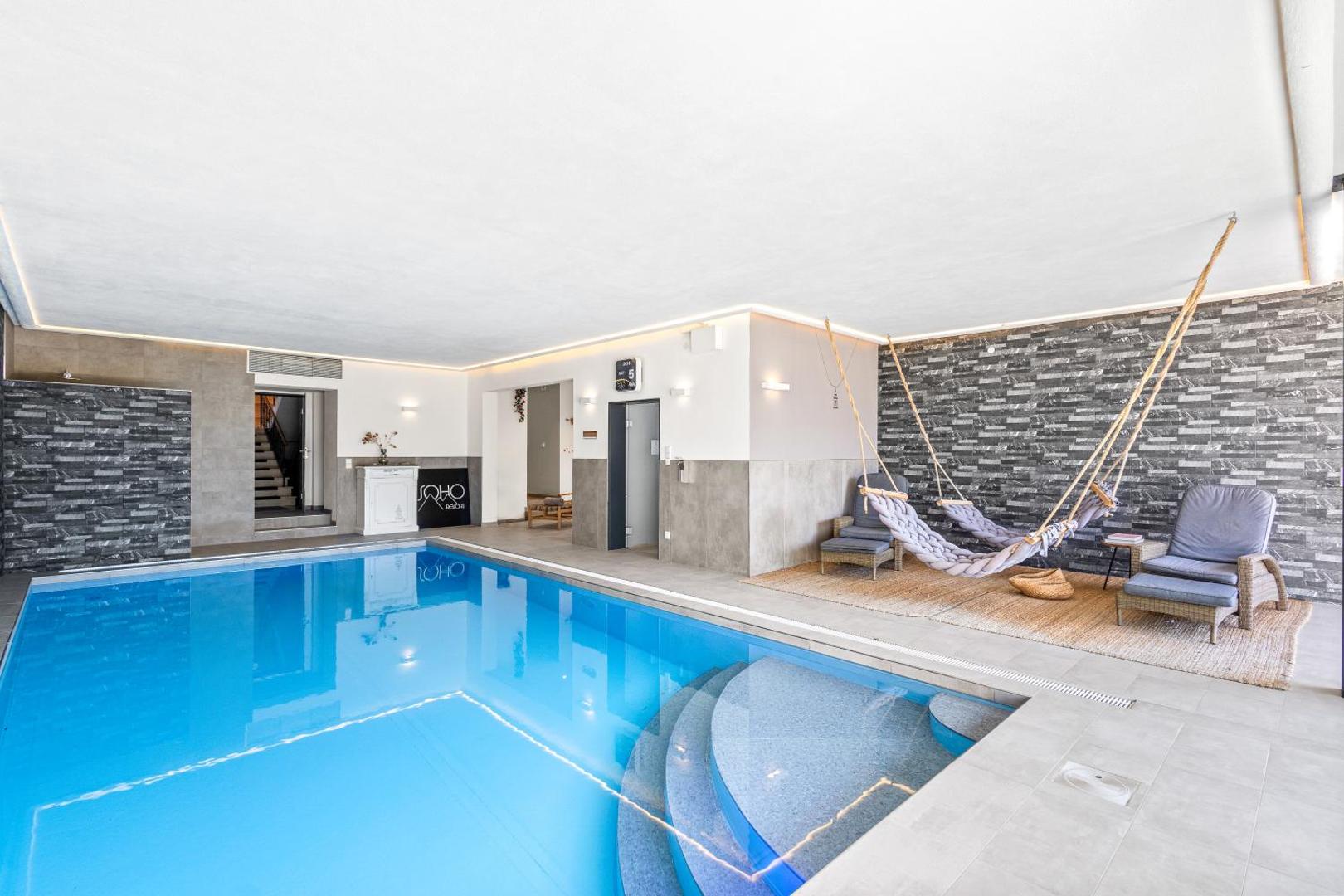 Soho Mountain Chalet - Pool und Sauna 4